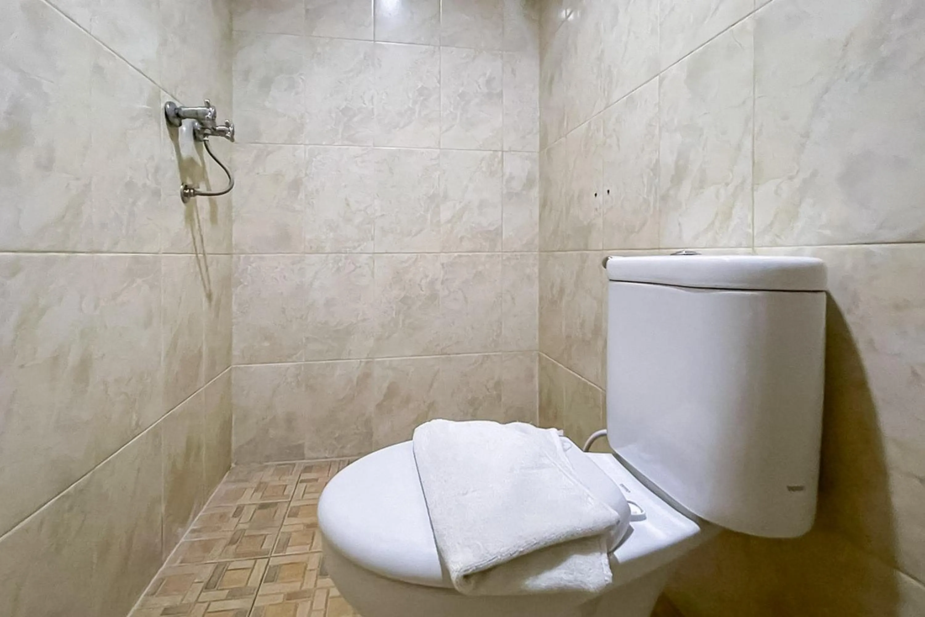 Bathroom in RedDoorz at Hotel Anda Pematang Siantar