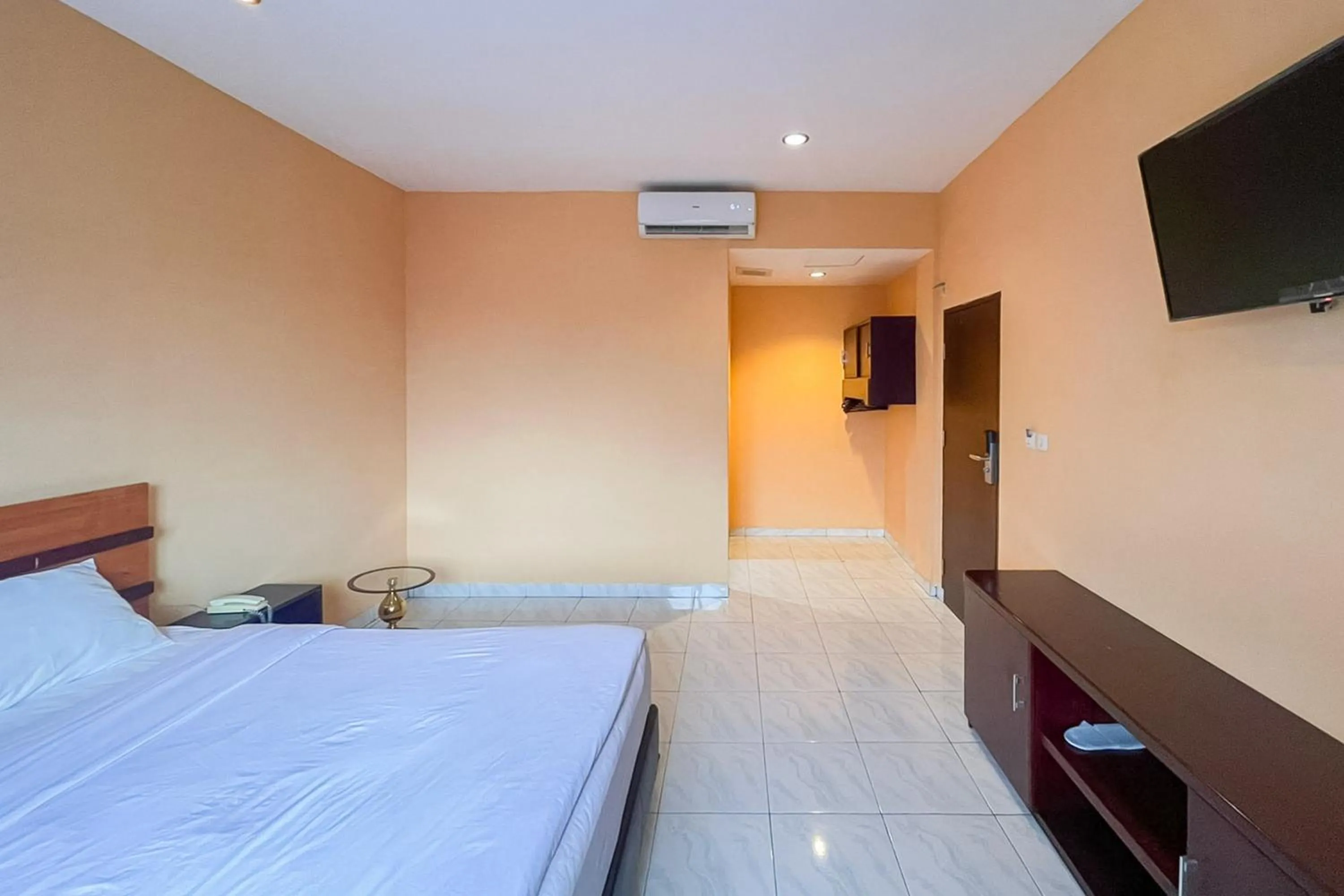 Bedroom, Bed in RedDoorz at Hotel Anda Pematang Siantar