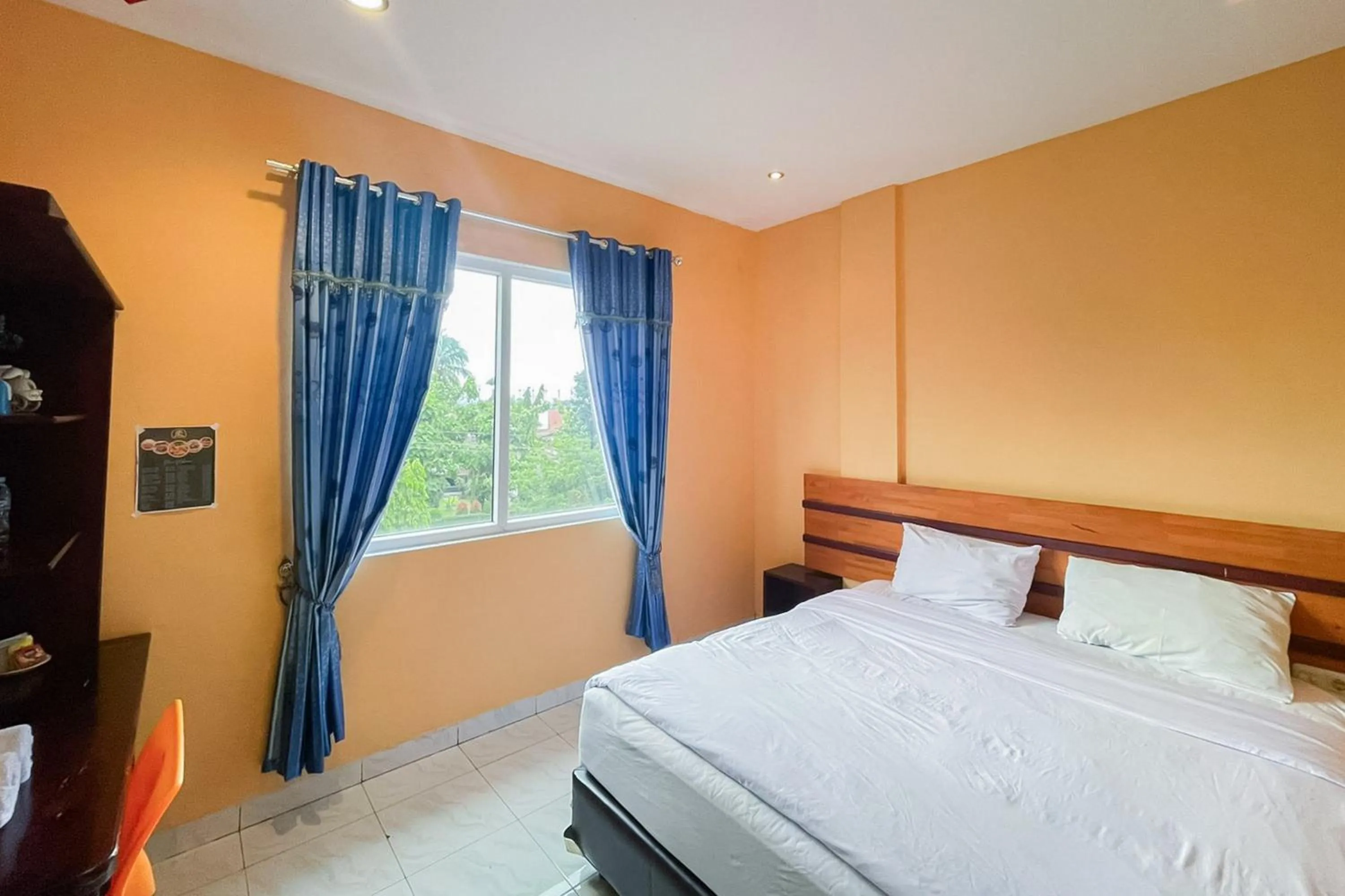 Bedroom, Bed in RedDoorz at Hotel Anda Pematang Siantar