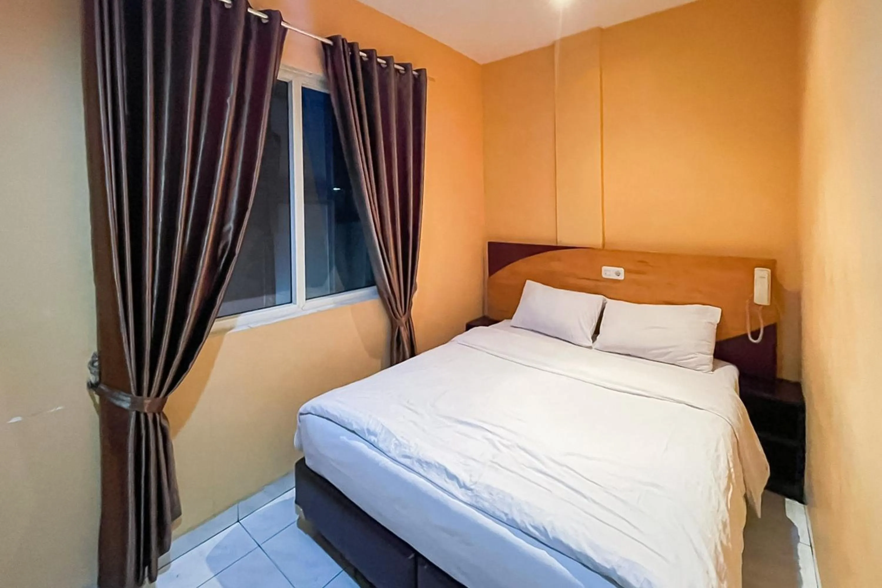 Bedroom, Bed in RedDoorz at Hotel Anda Pematang Siantar