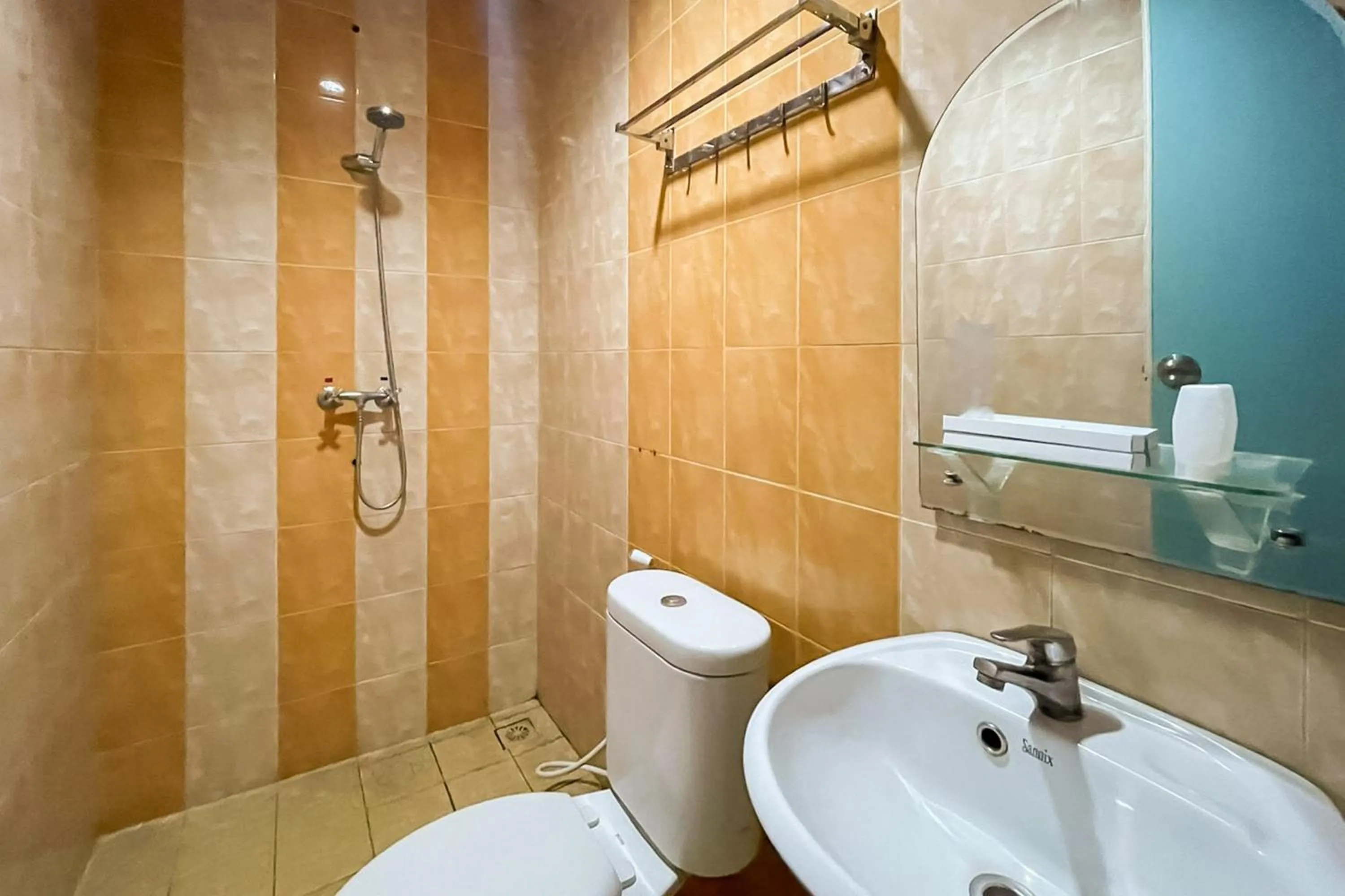 Bathroom in RedDoorz at Hotel Anda Pematang Siantar