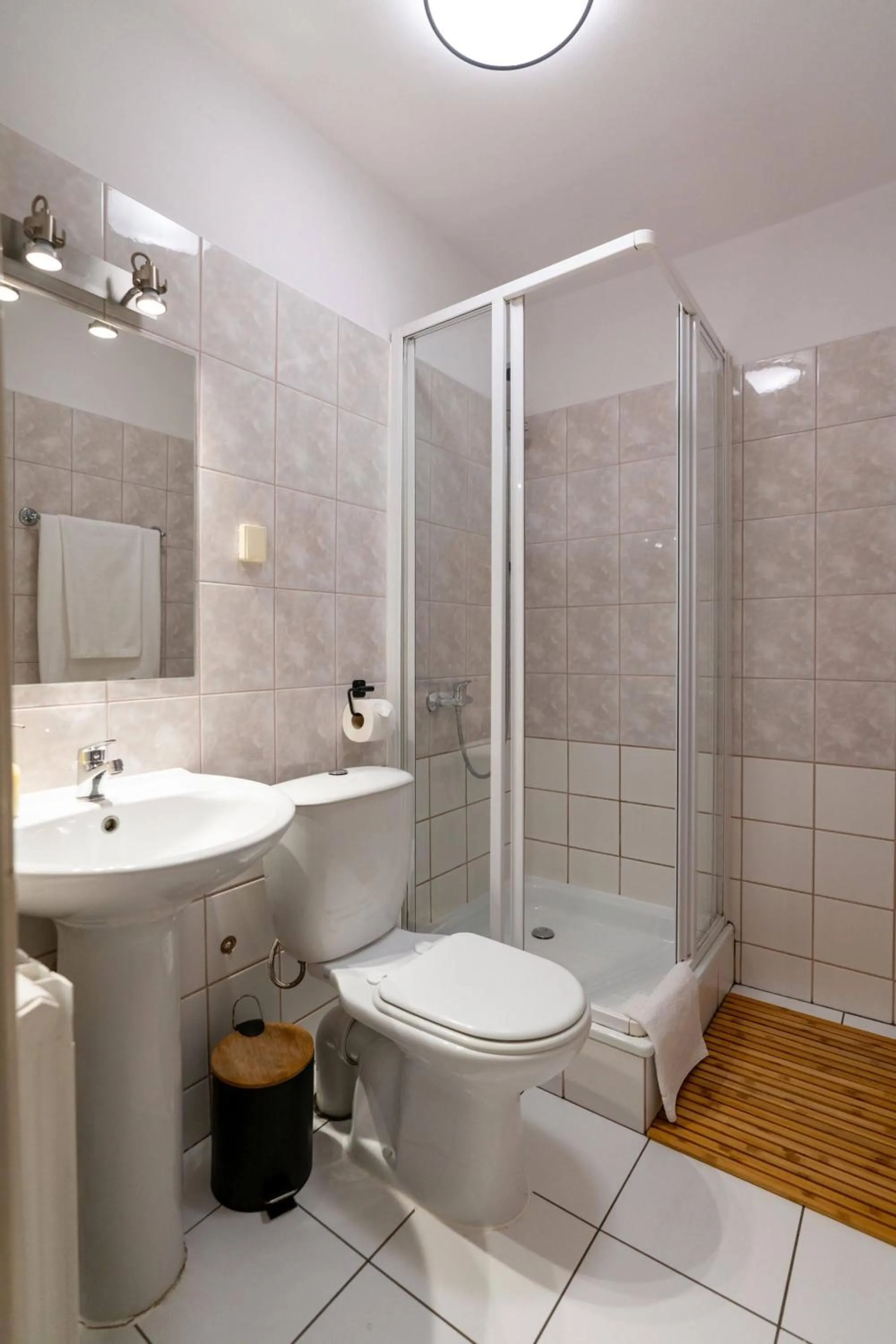 Shower in Liberta INN - Pokoje Gościnne