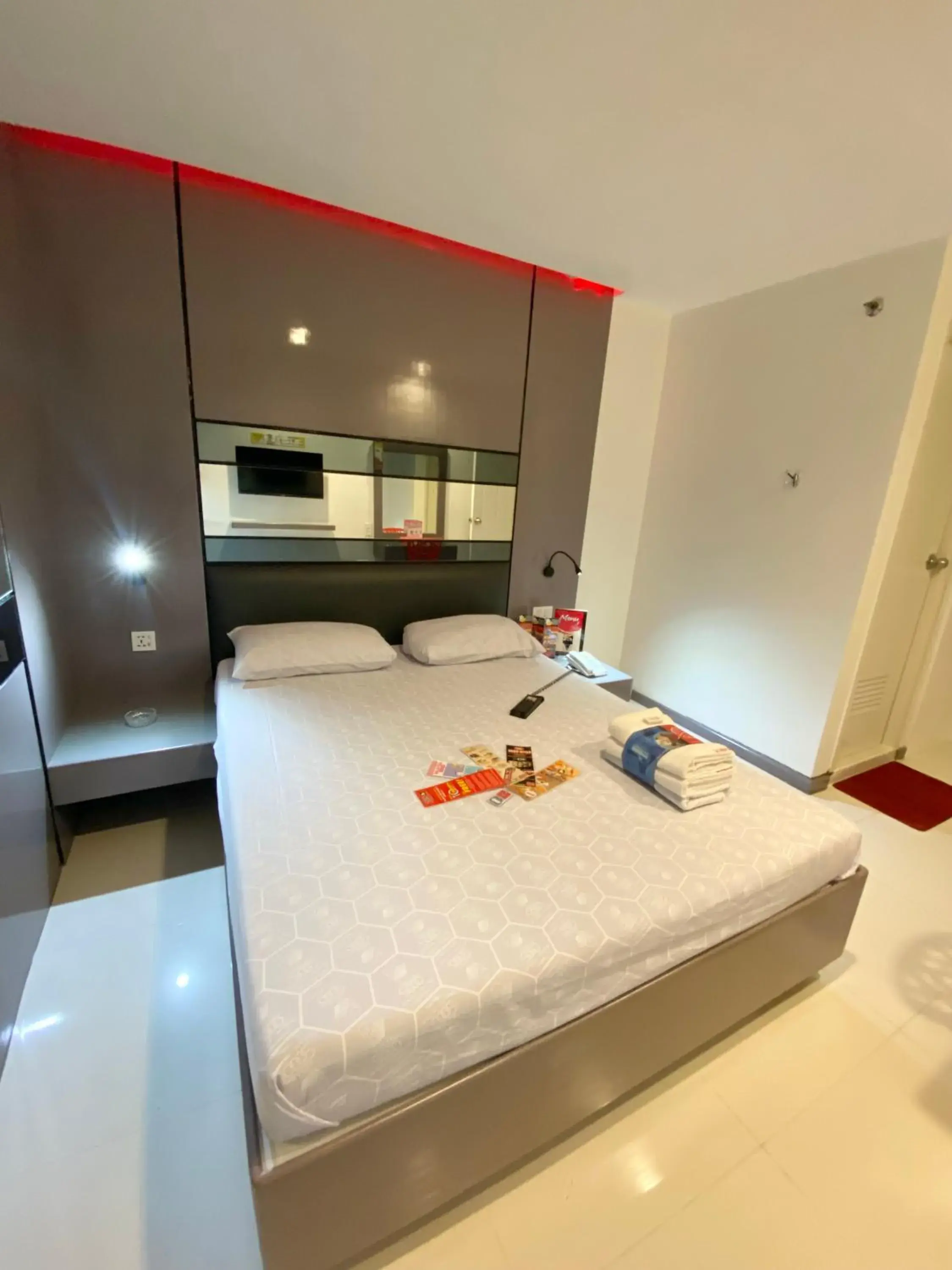 Deluxe Room in Hotel Sogo - EDSA Trinoma Deluxe Room in Hotel Sogo - EDSA Trinoma