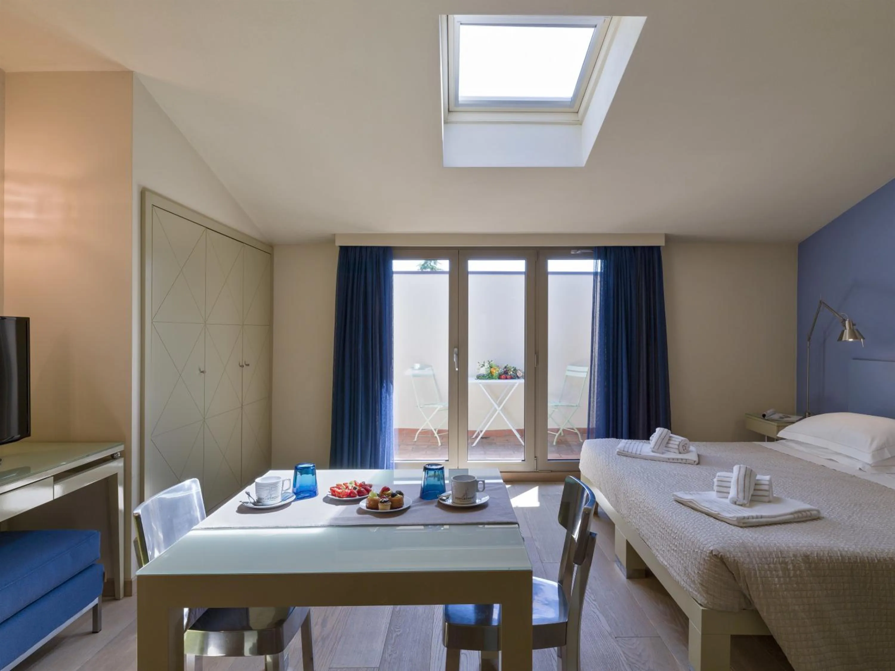 Photo of the whole room, Bed in PopArtment