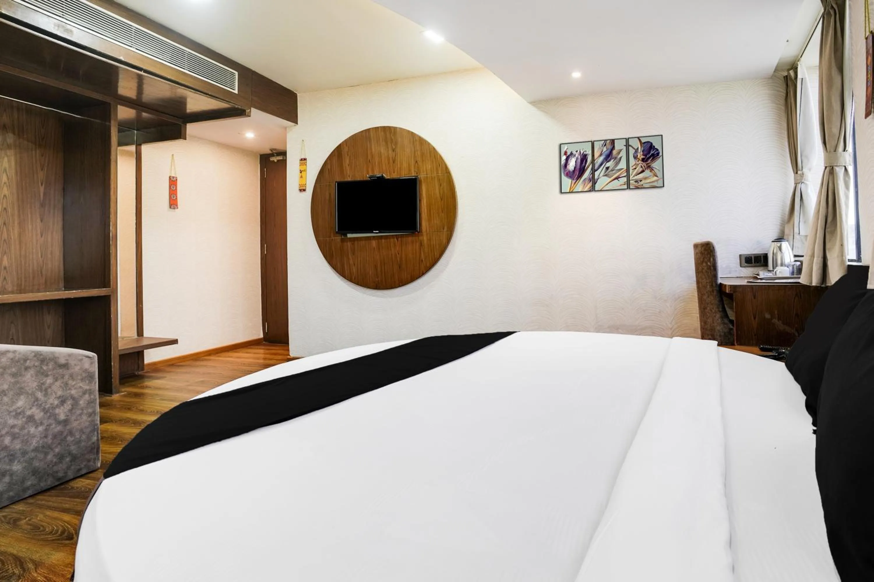 Bedroom, Bed in Super Collection O Andheri Near Western Express Highway