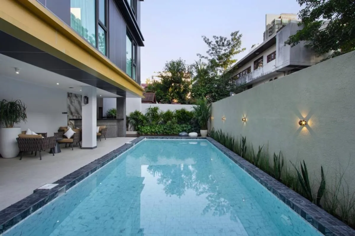 Swimming pool in Aquila Hotel Bangkok