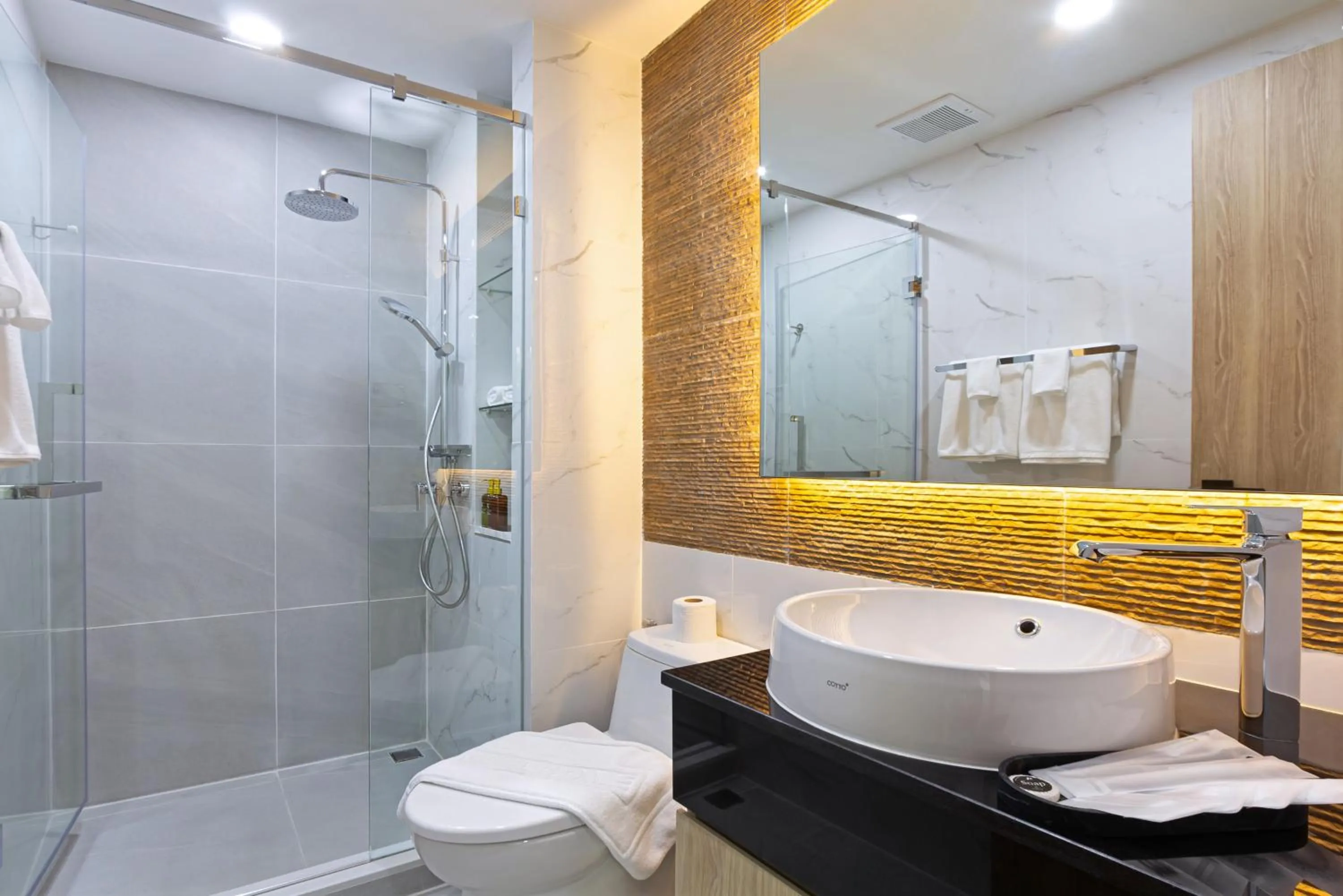 Bathroom in Aquila Hotel Bangkok