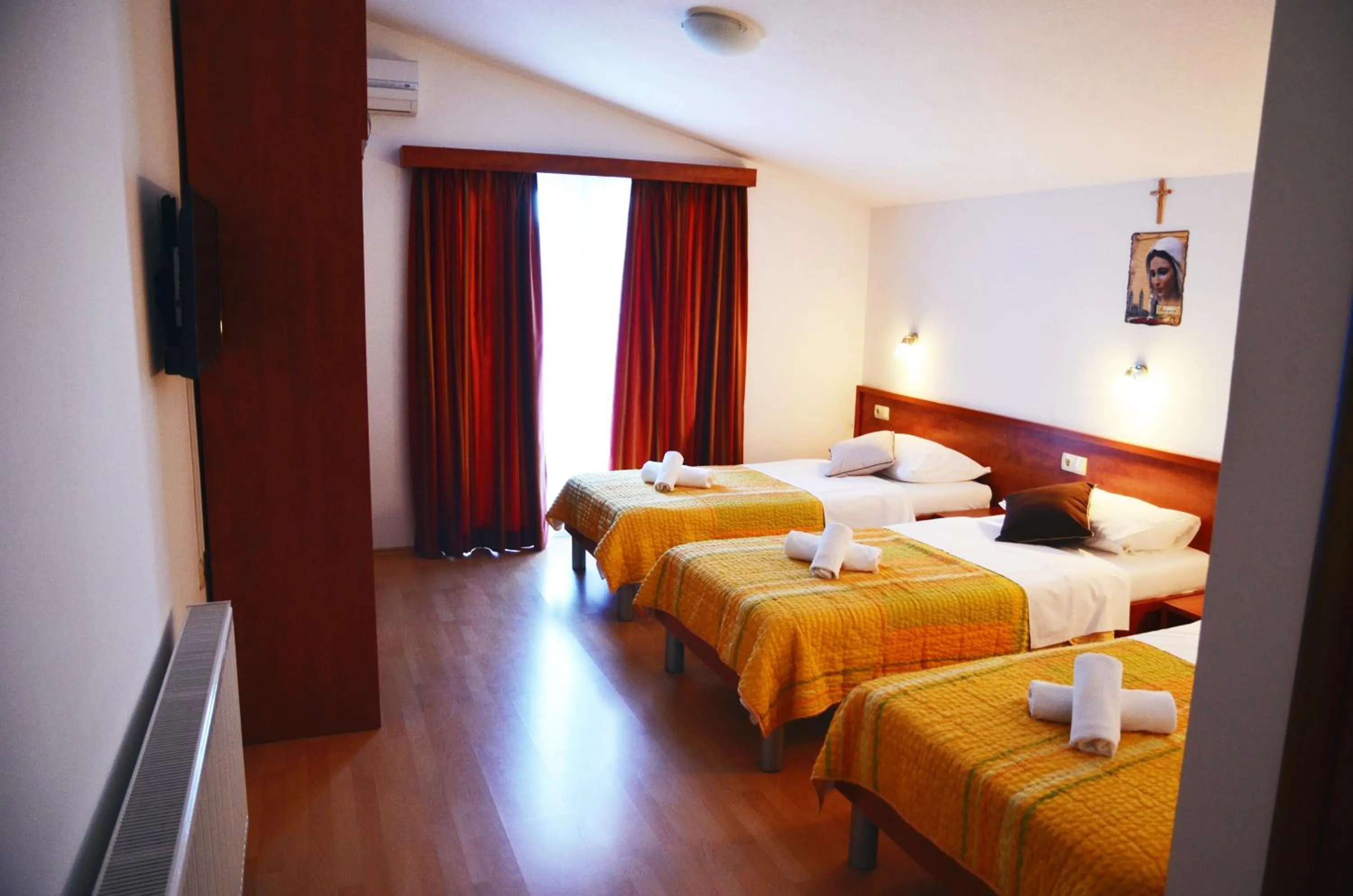 Photo of the whole room, Bed in Hotel Quattro Medjugorje
