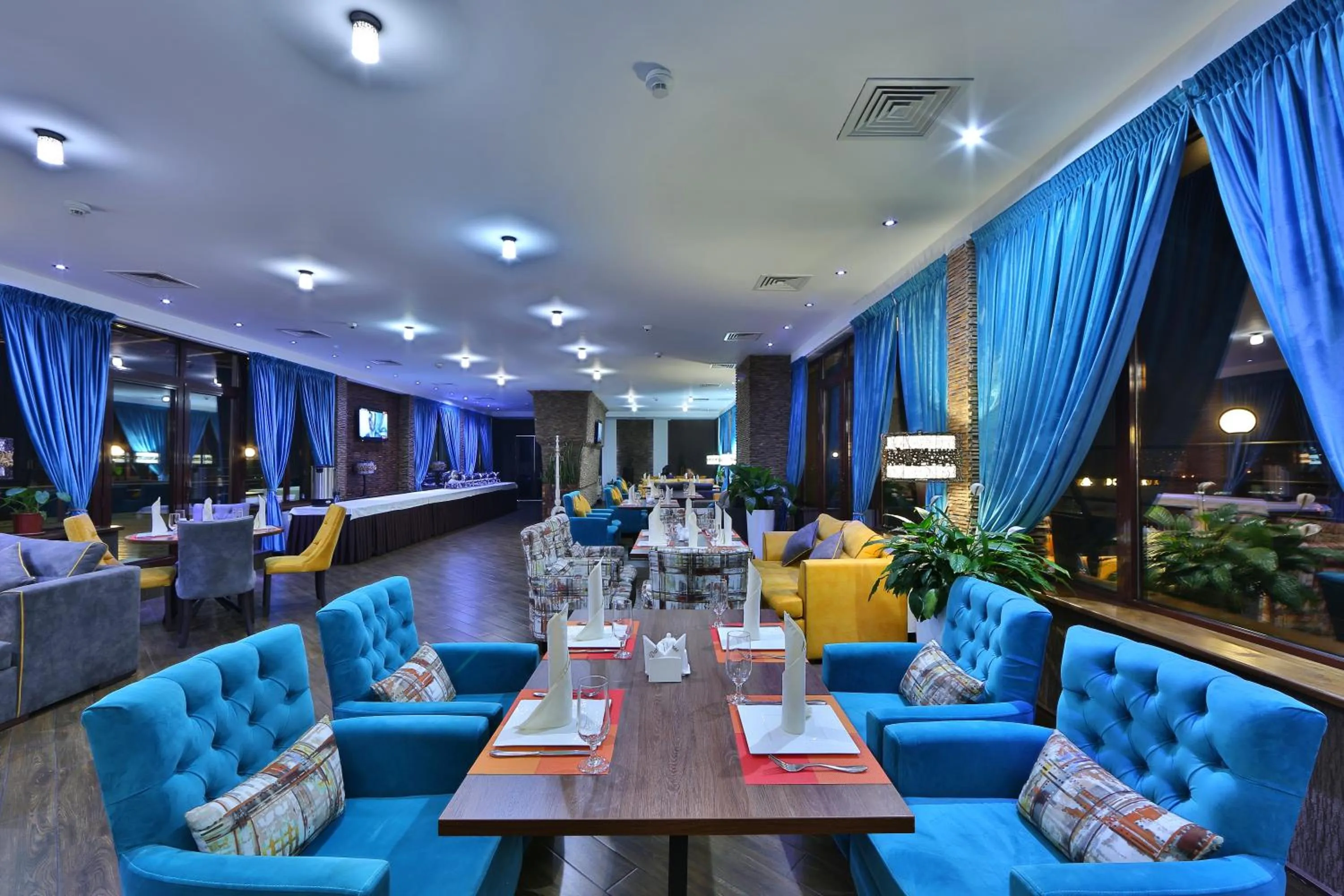 Restaurant/places to eat in Damas International Hotel