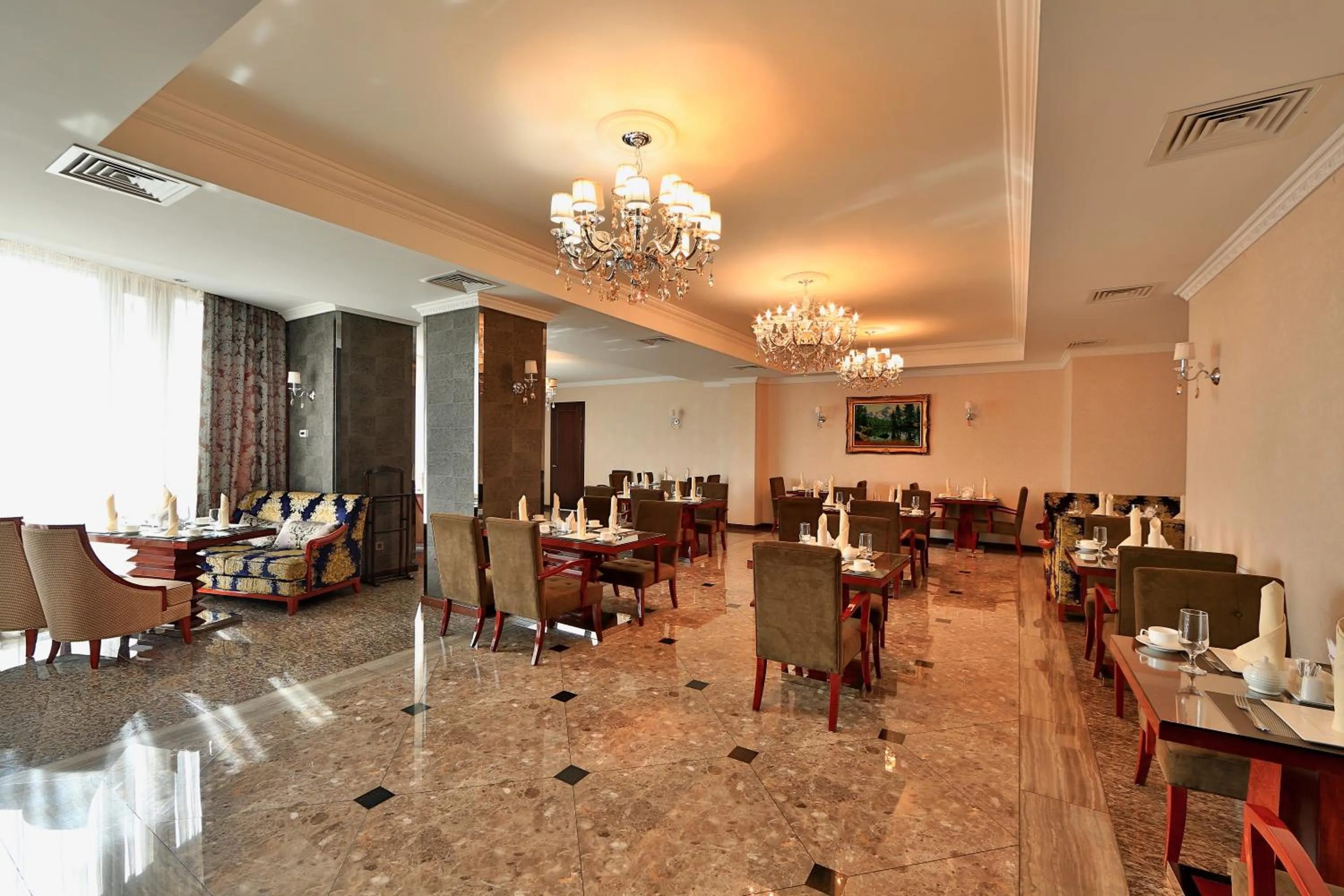 Restaurant/places to eat in Damas International Hotel