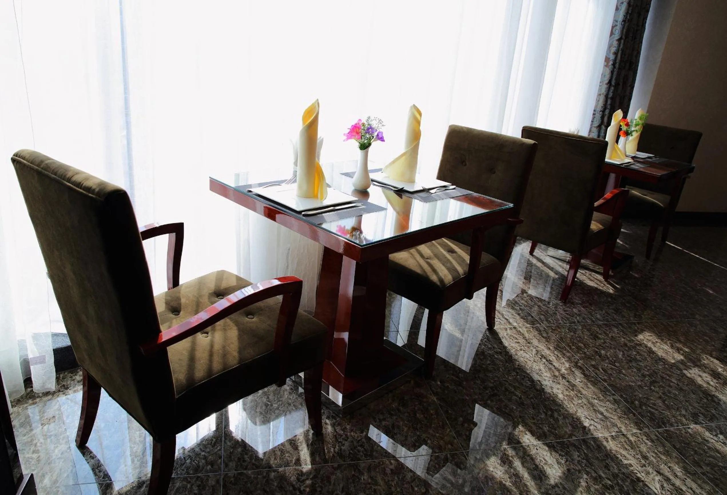 Restaurant/places to eat in Damas International Hotel