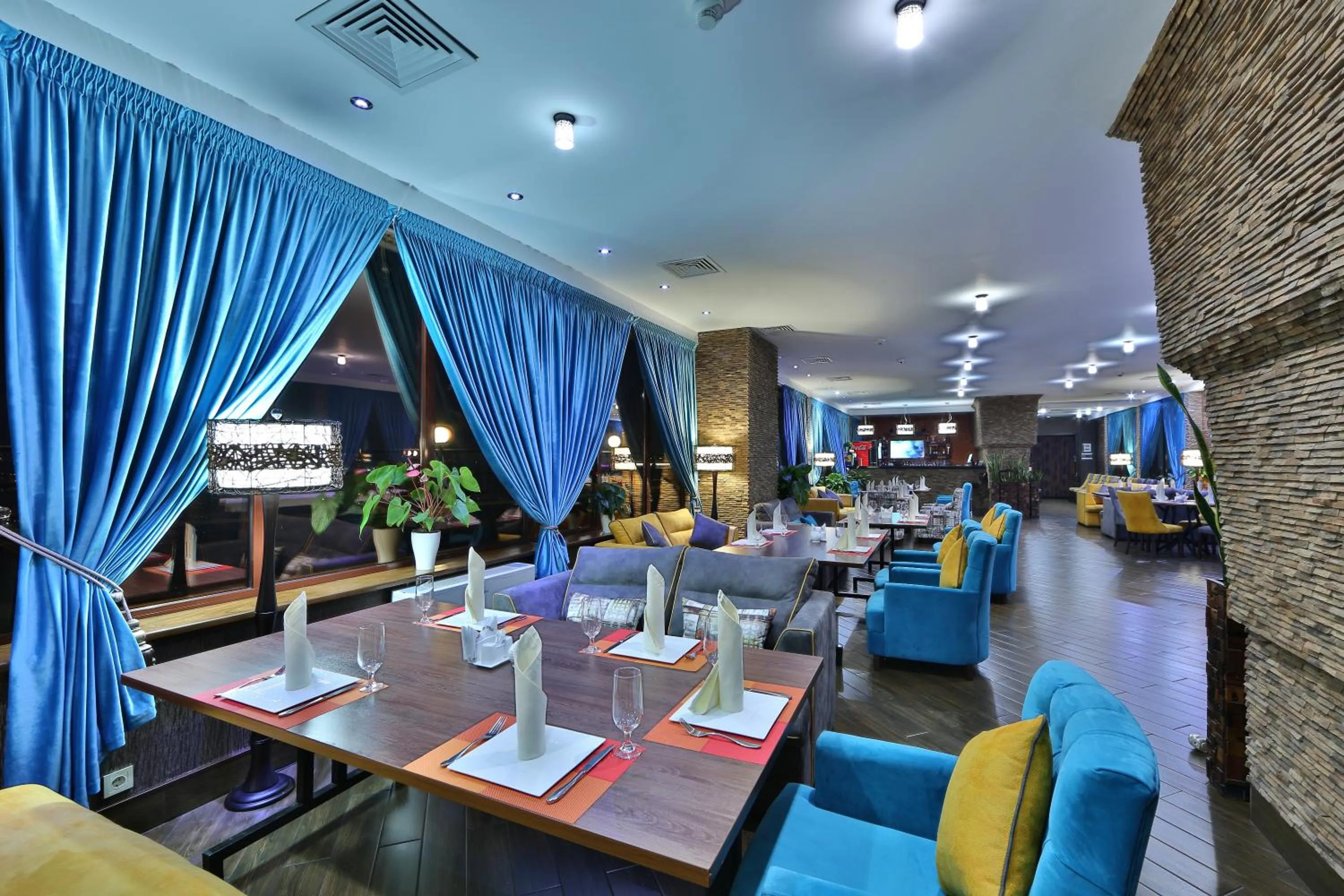 Restaurant/places to eat in Damas International Hotel