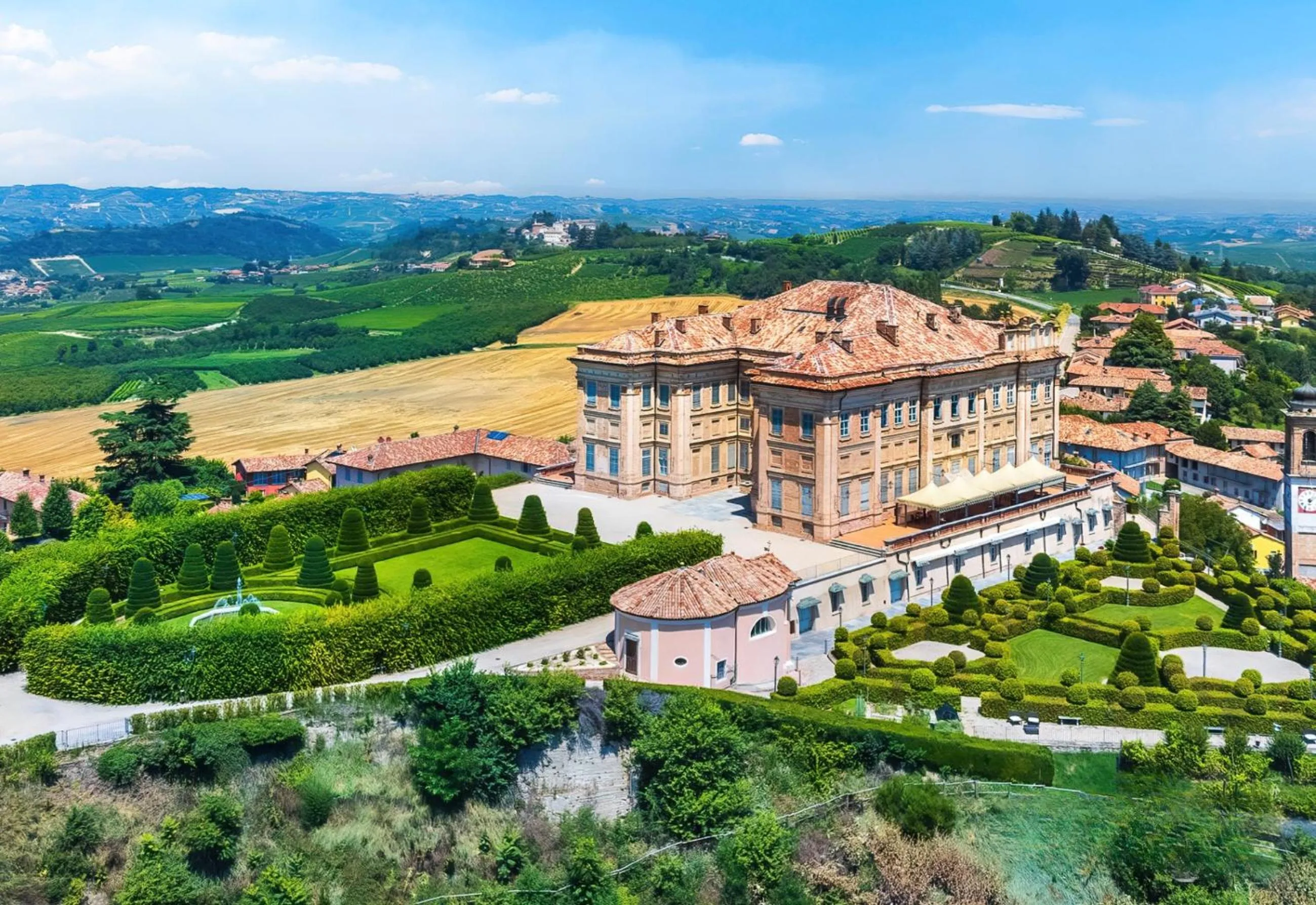 Property building in Castello di Guarene