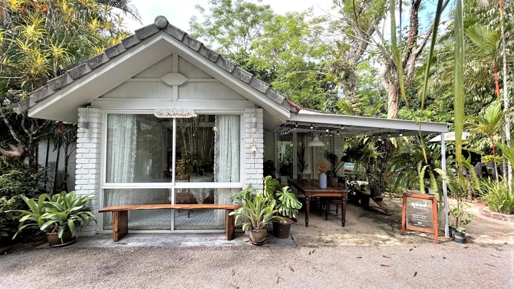 Restaurant/places to eat in Blu Monkey Pooltara Krabi Hotel & Villas Pet Friendly