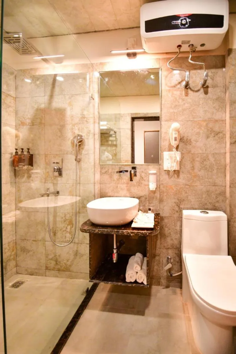 Shower in Hotel Aviral Ganga