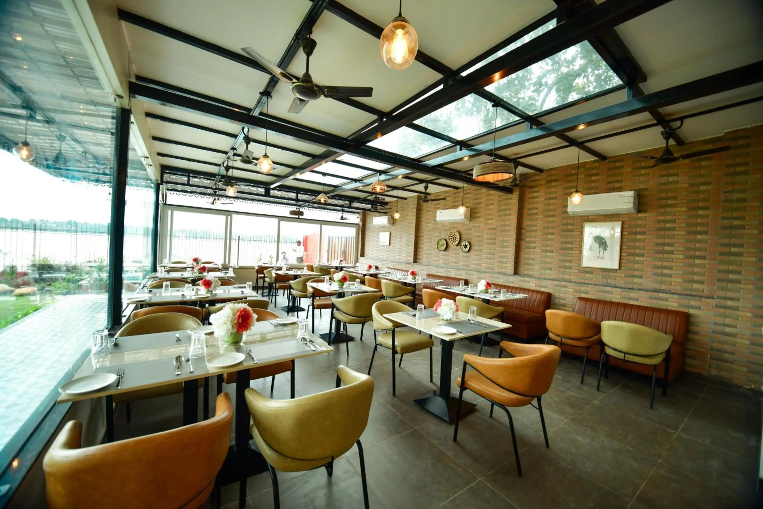 Restaurant/places to eat in Hotel Aviral Ganga