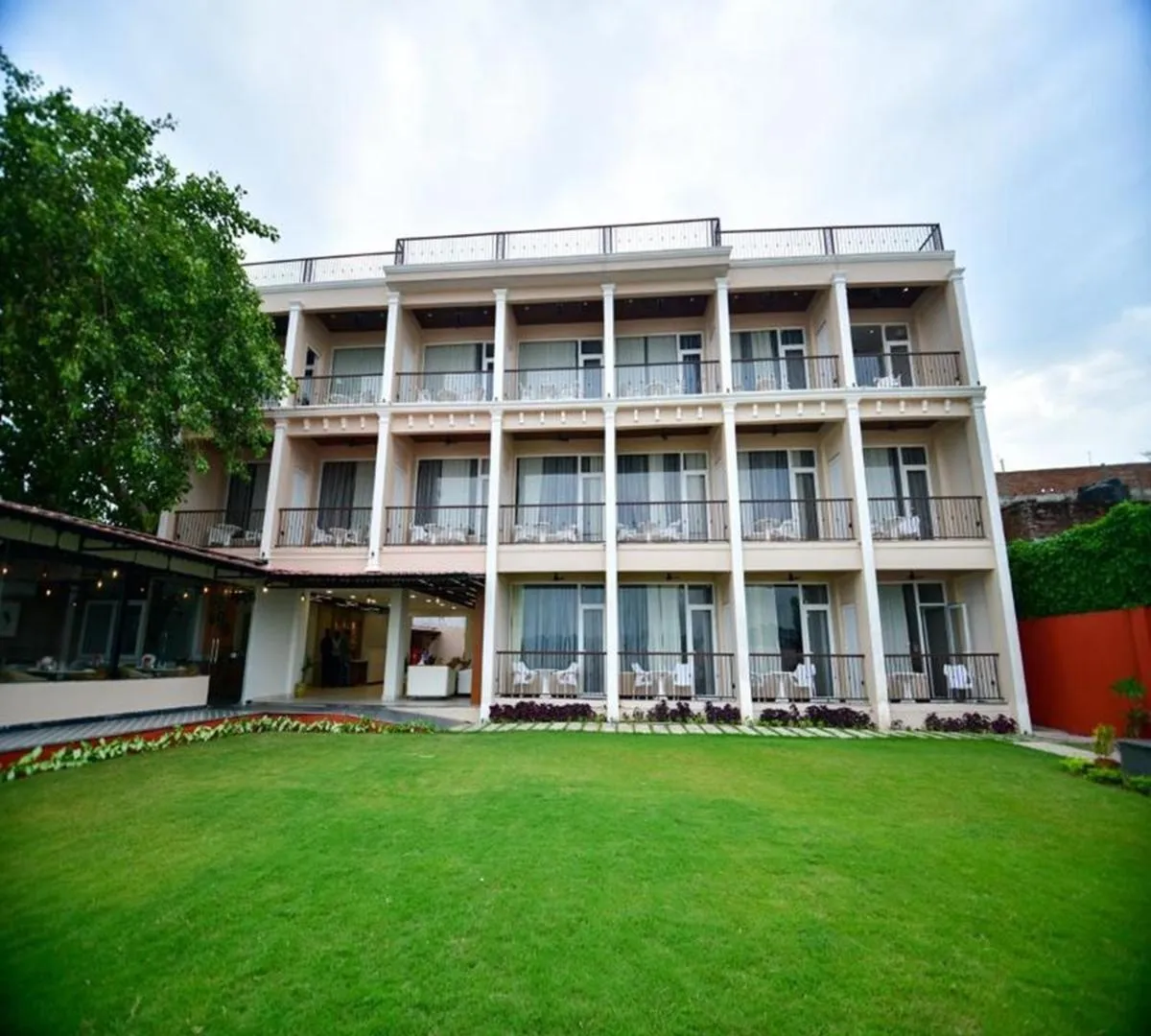 Property building in Hotel Aviral Ganga
