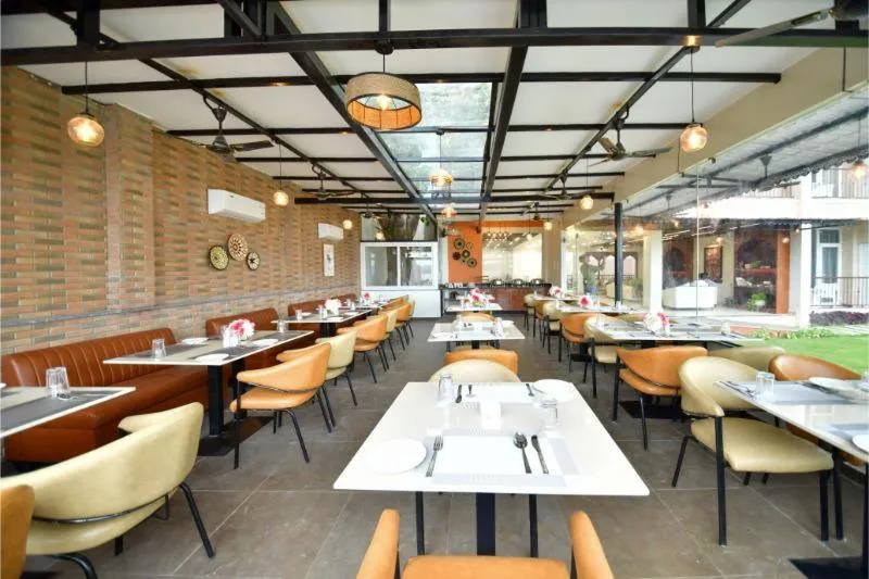 Restaurant/places to eat in Hotel Aviral Ganga