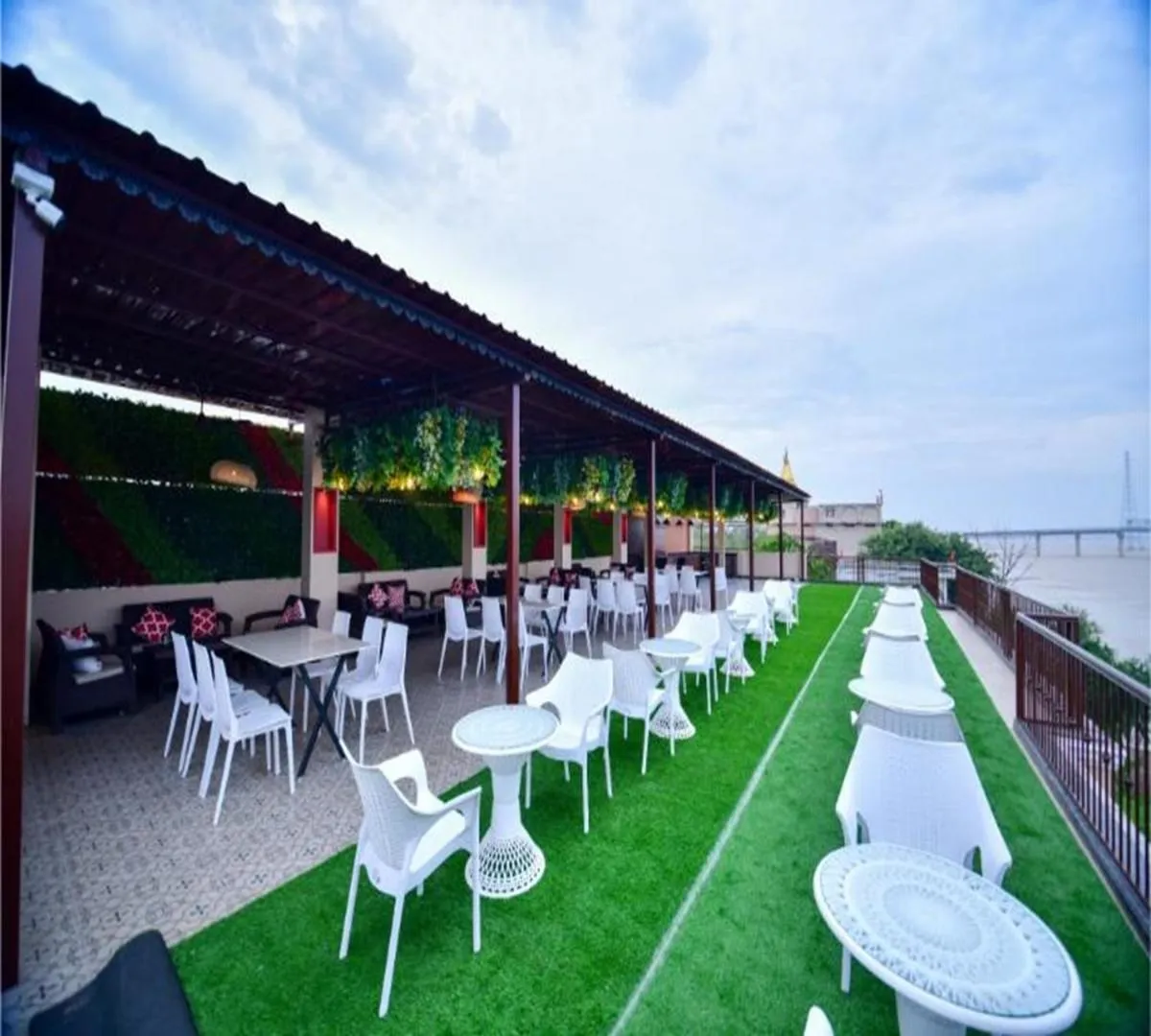 Restaurant/places to eat in Hotel Aviral Ganga