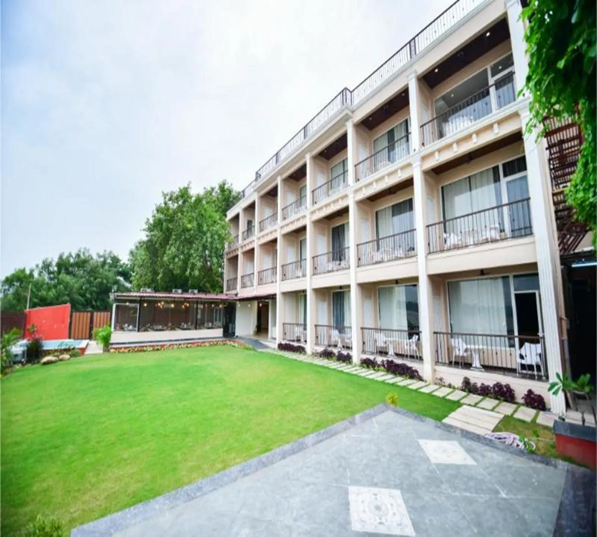 Property building in Hotel Aviral Ganga