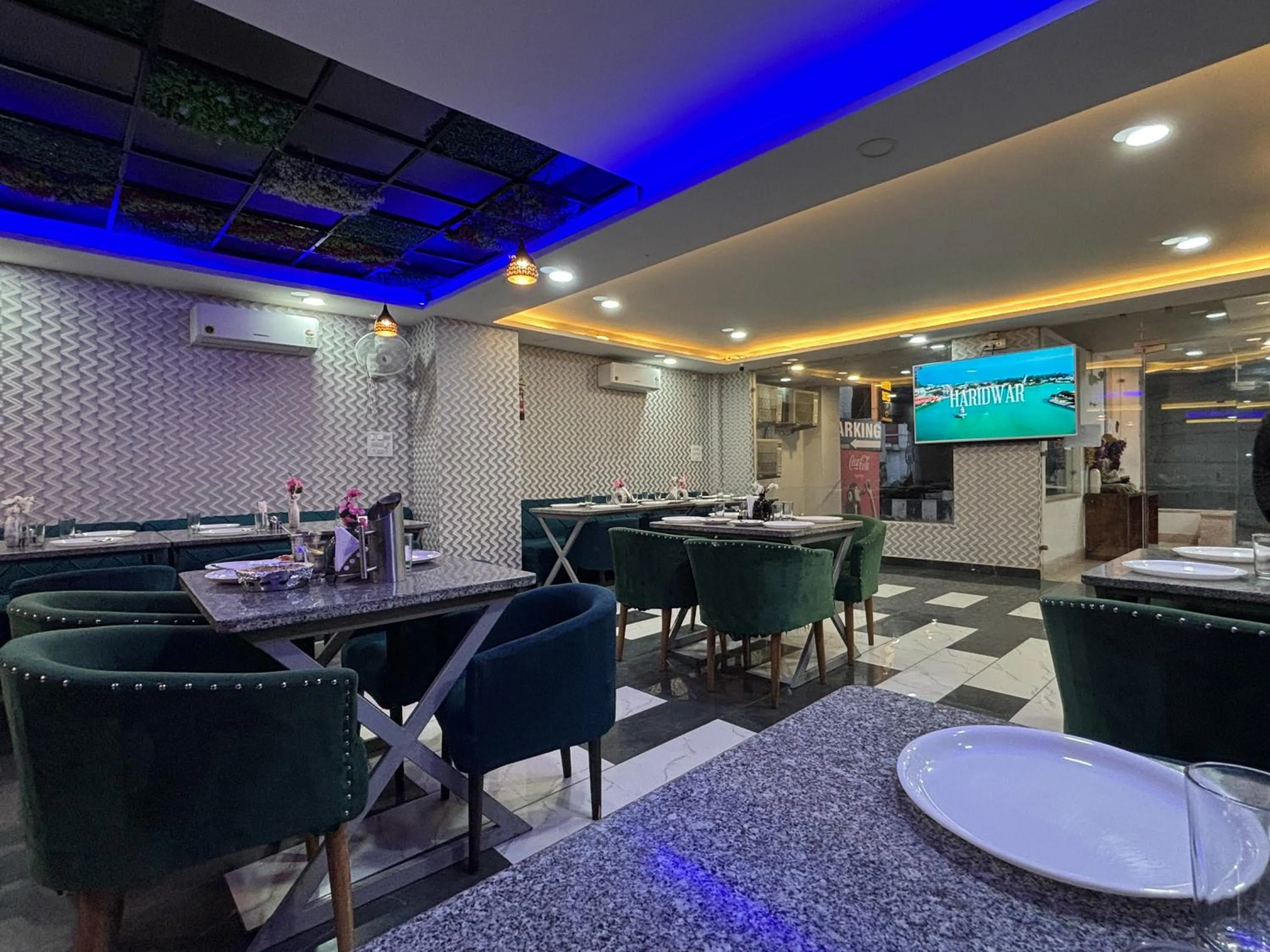Restaurant/places to eat in Hotel Shoolin Suites Boutique Haridwar