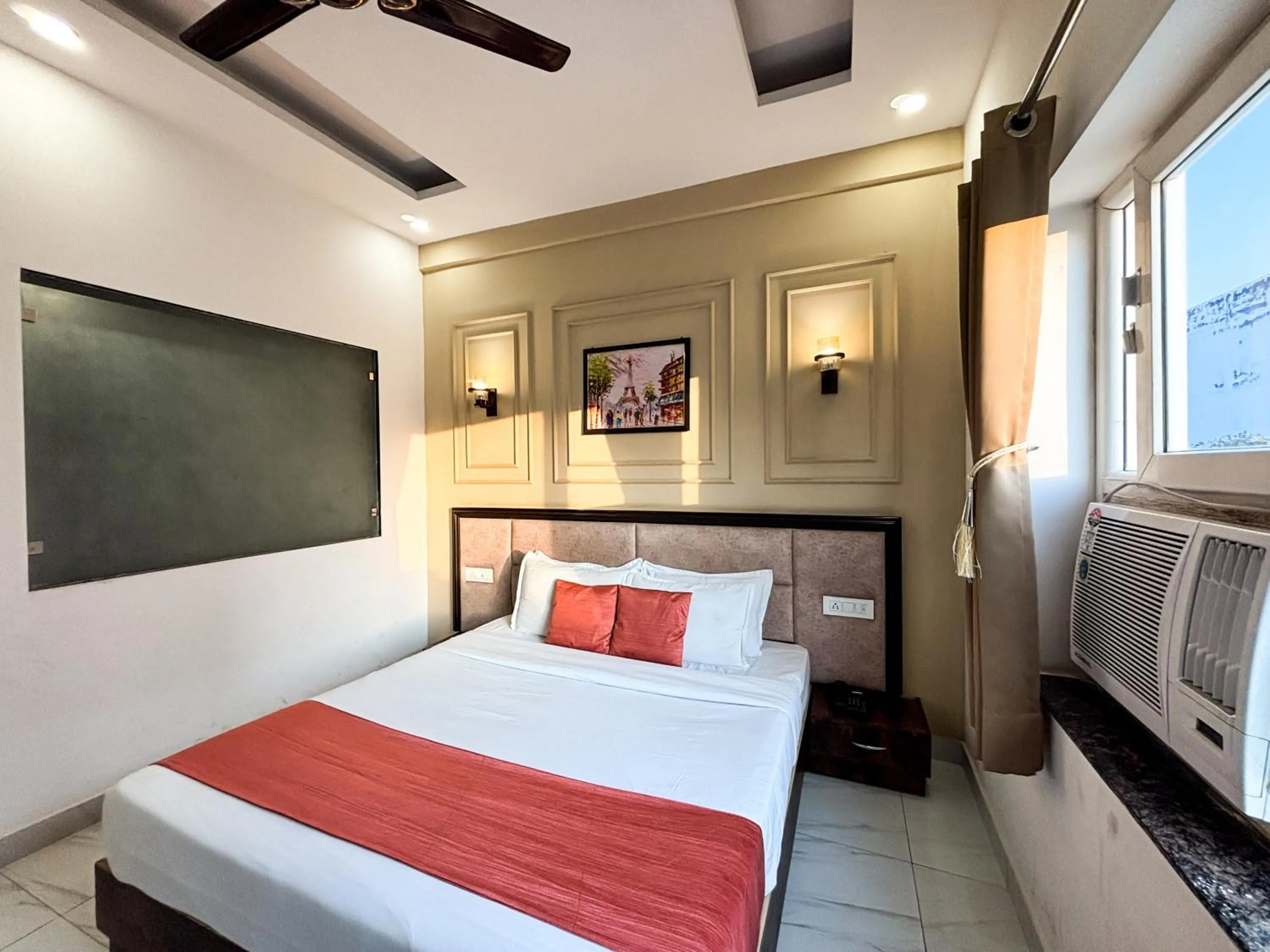 Bed in Hotel Shoolin Suites Boutique Haridwar