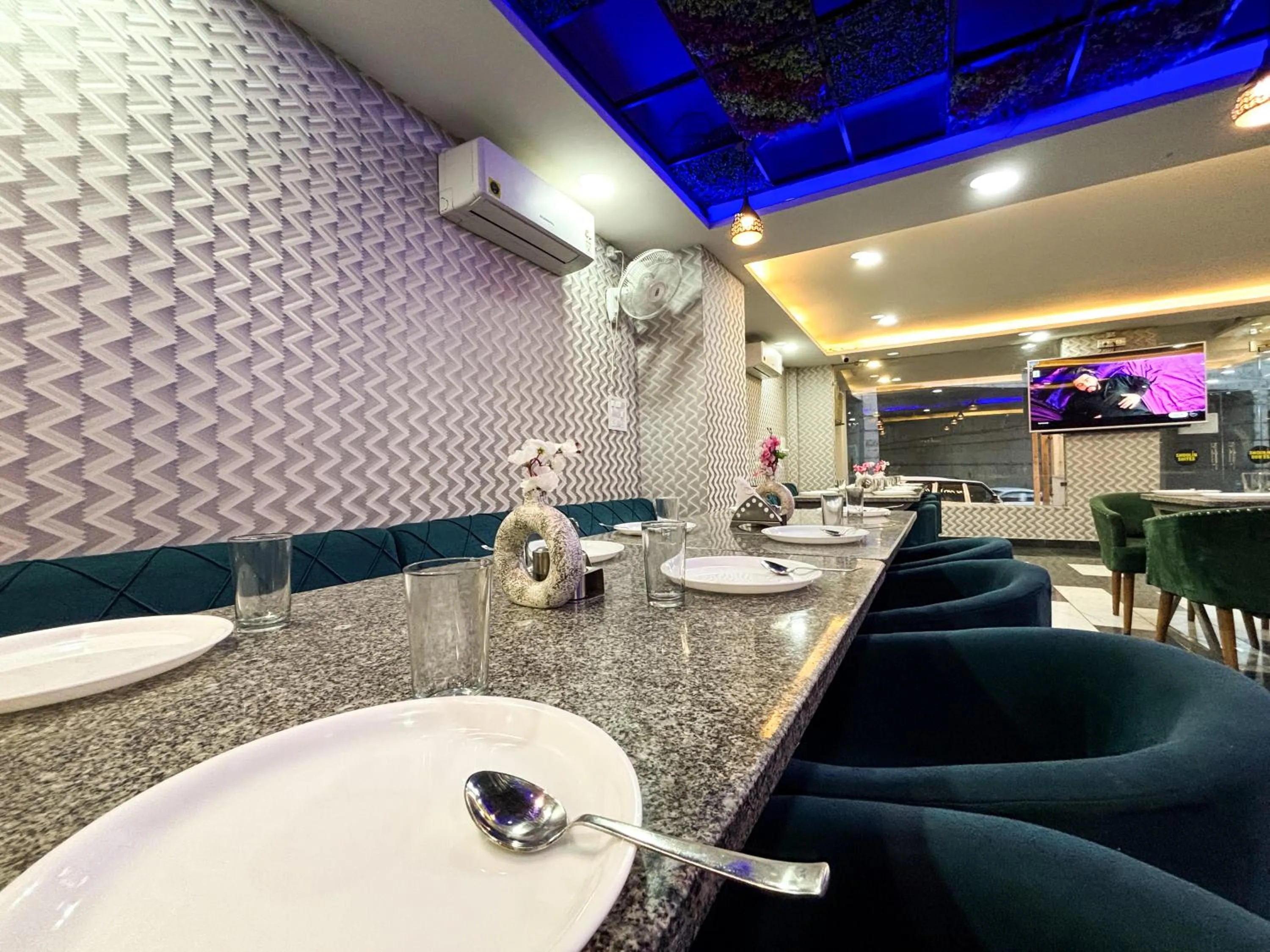 Restaurant/places to eat in Hotel Shoolin Suites Boutique Haridwar