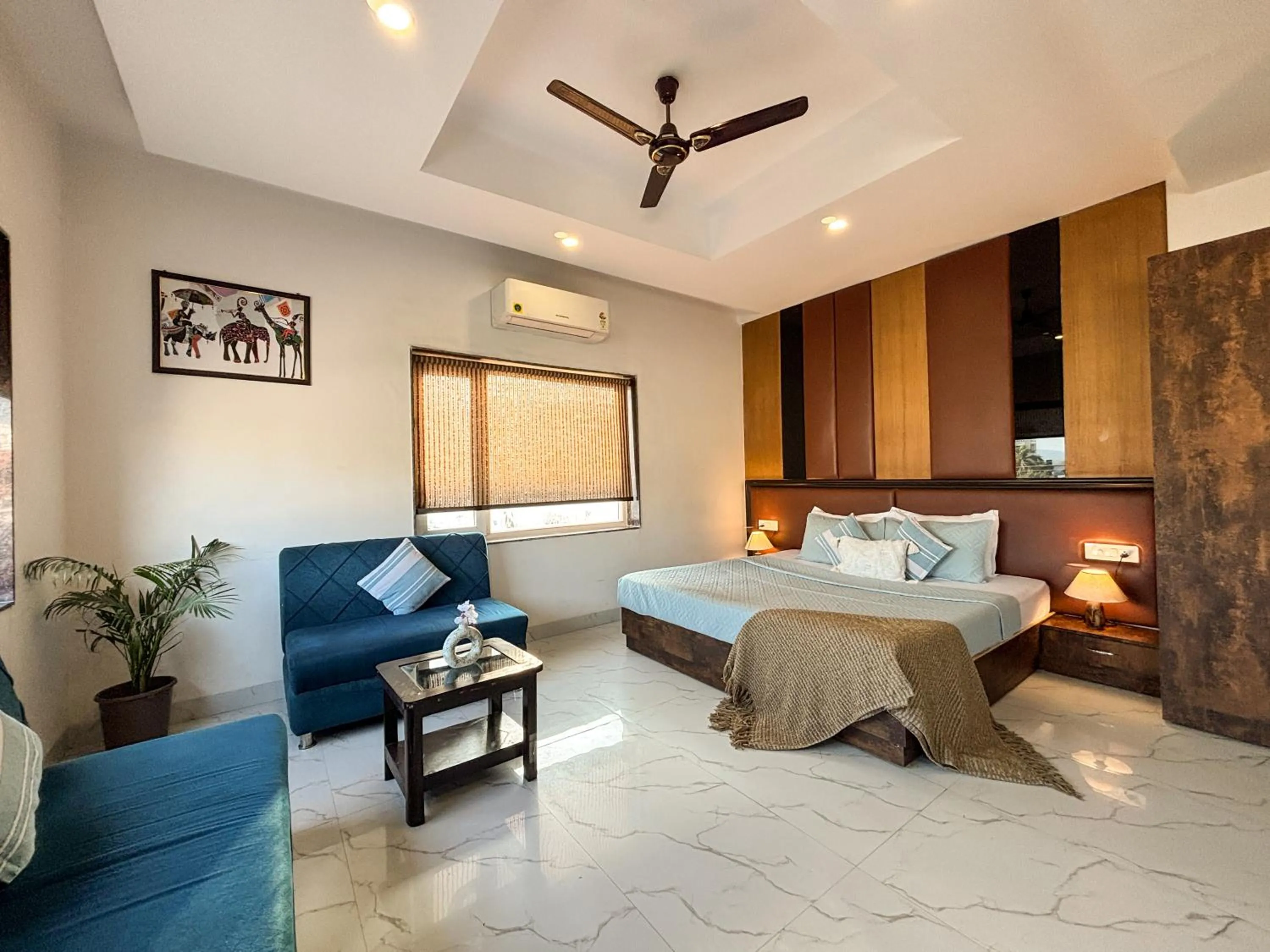 Seating area, Bed in Hotel Shoolin Suites Boutique Haridwar