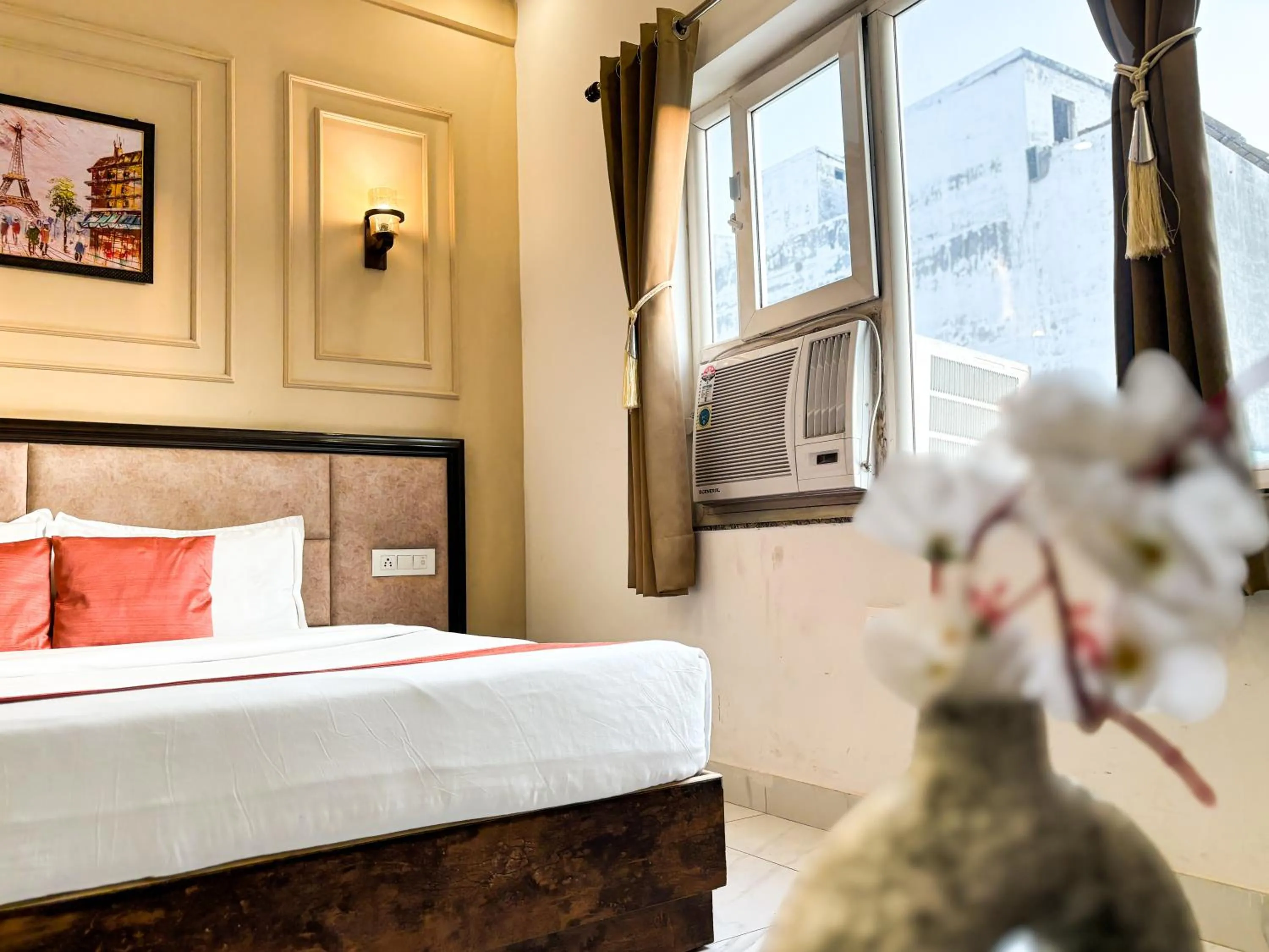 Bed in Hotel Shoolin Suites Boutique Haridwar