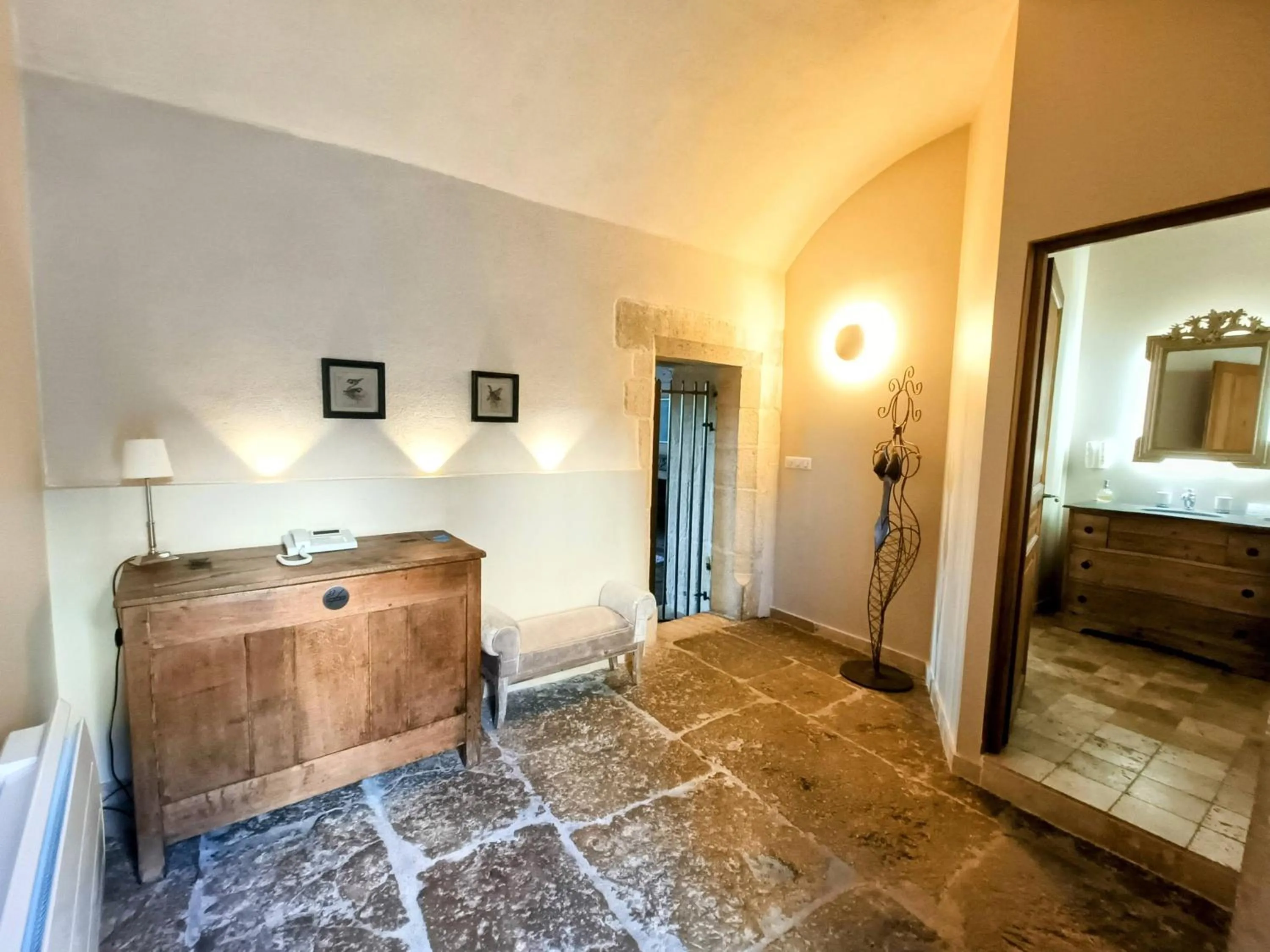 Facade/entrance, Bed in Les Chambres De La Renaissance