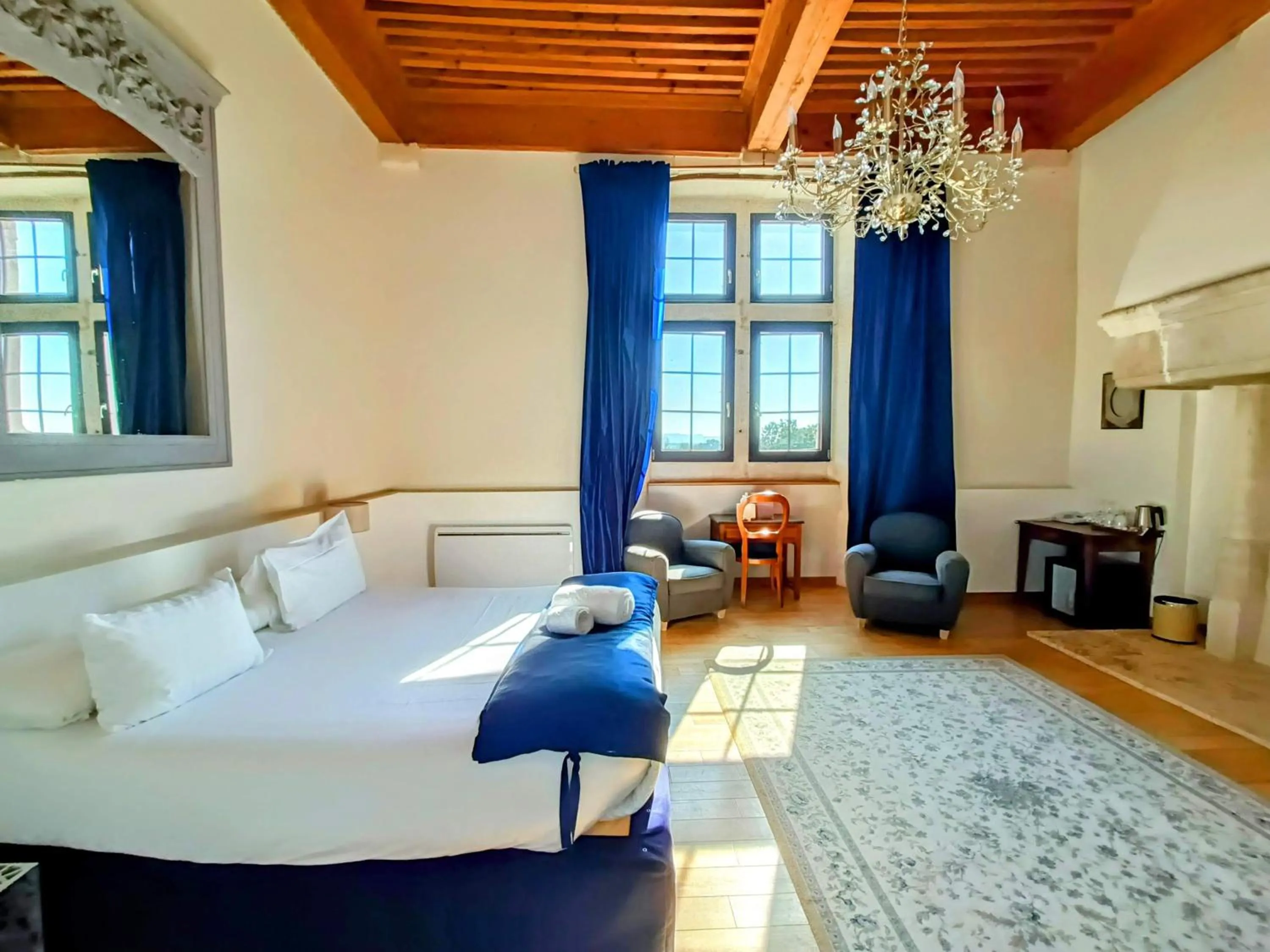 Bed in Les Chambres De La Renaissance