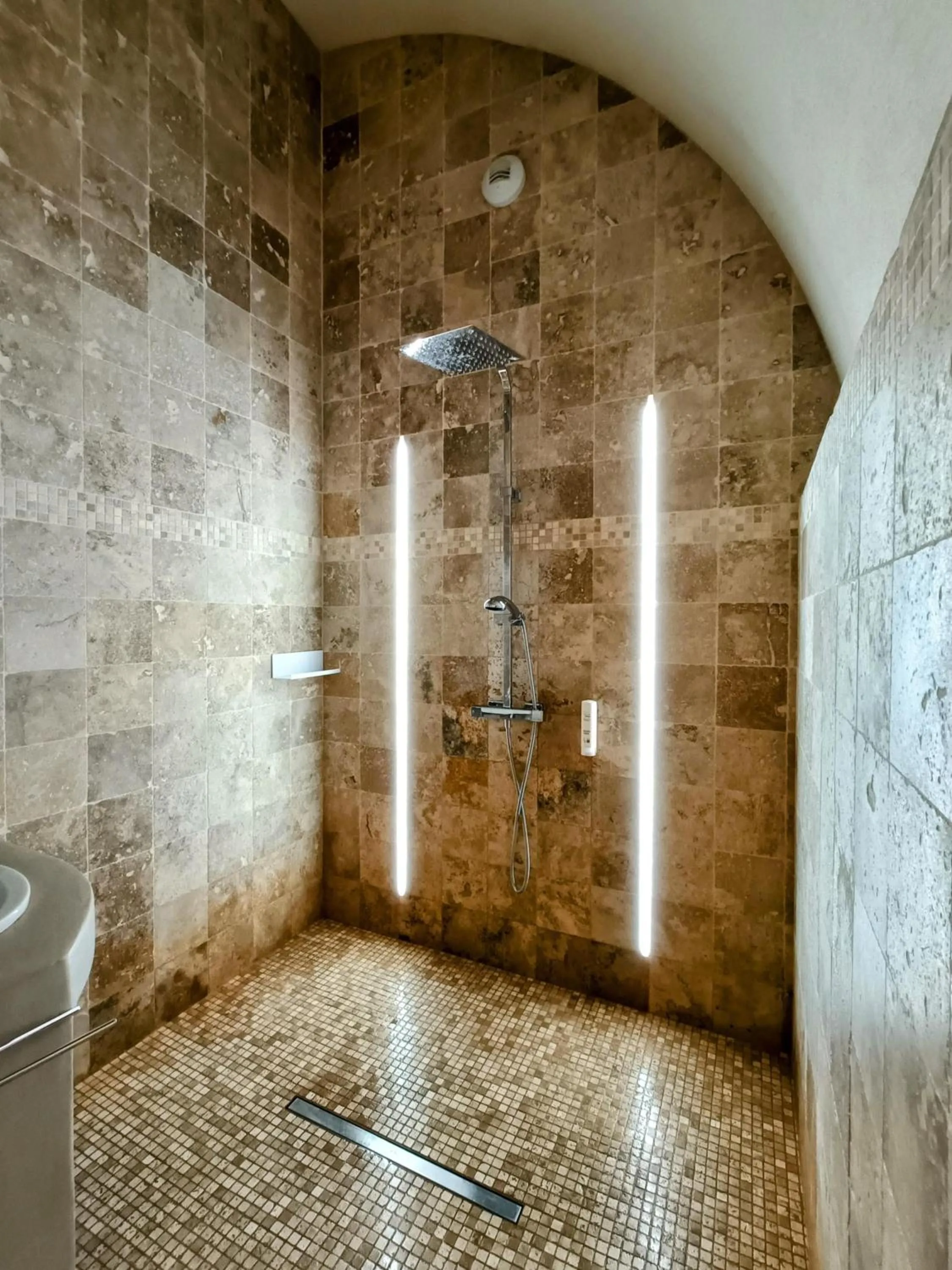 Shower in Les Chambres De La Renaissance