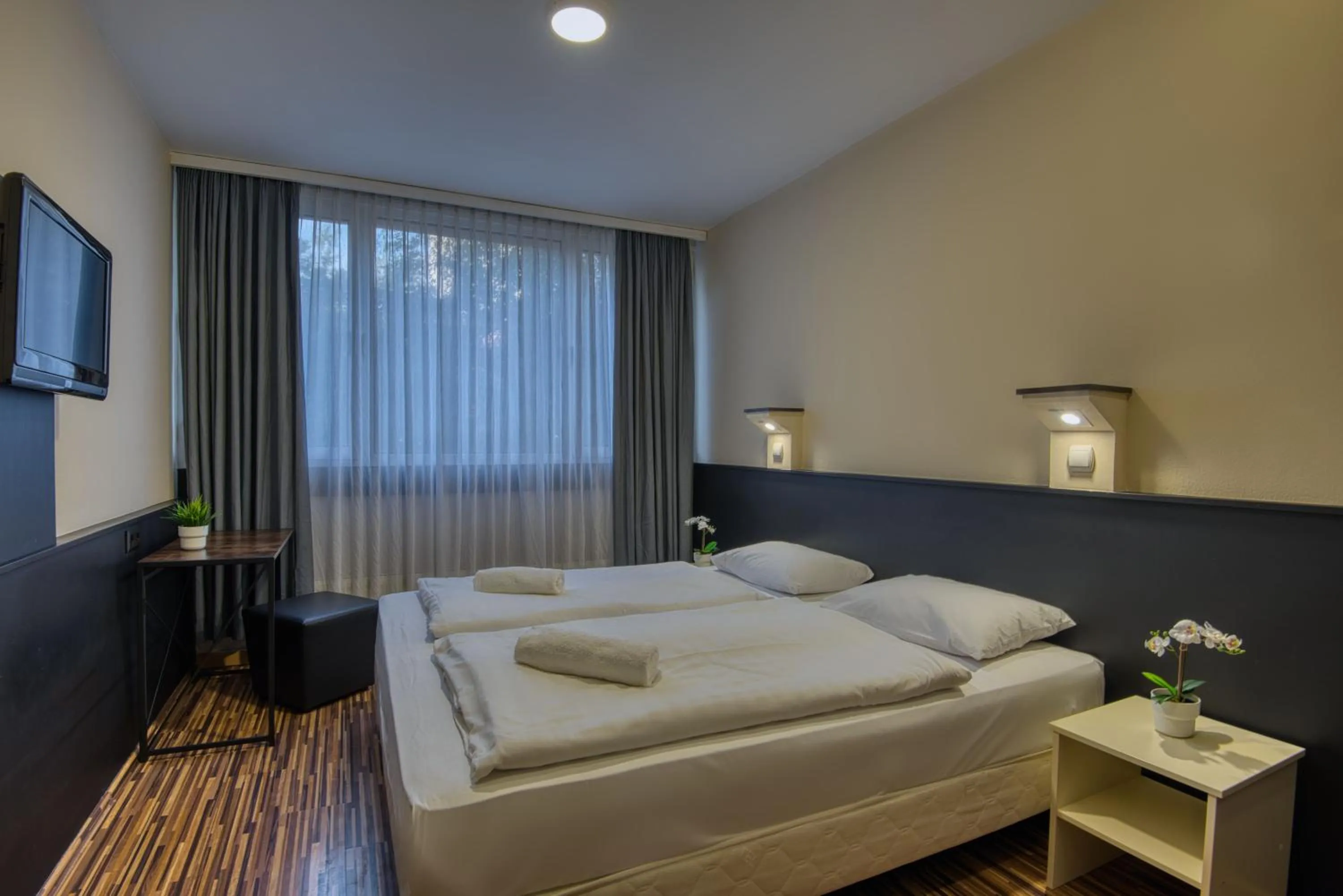 Bedroom, Bed in City Budget Hotel