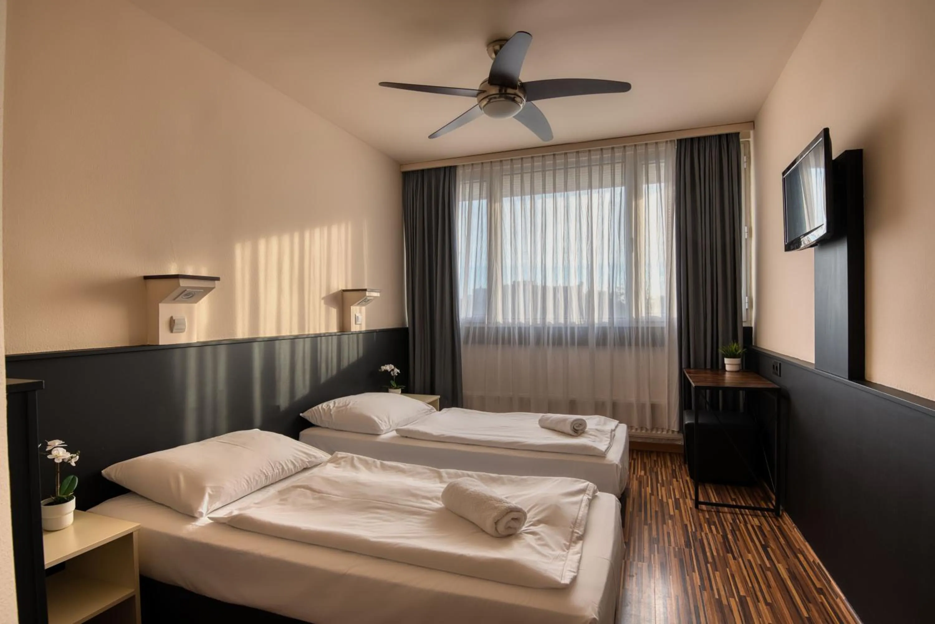 Bedroom, Bed in City Budget Hotel