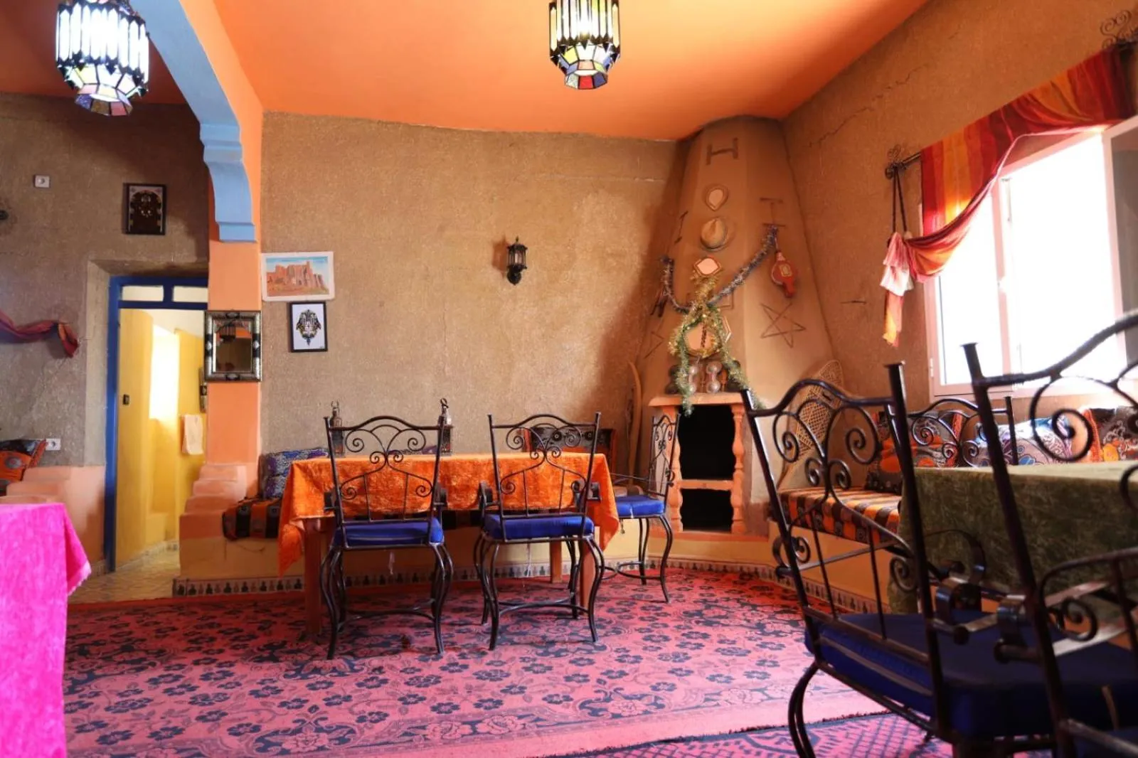 Communal lounge/ TV room in Kasbah Du Berger & Piscine