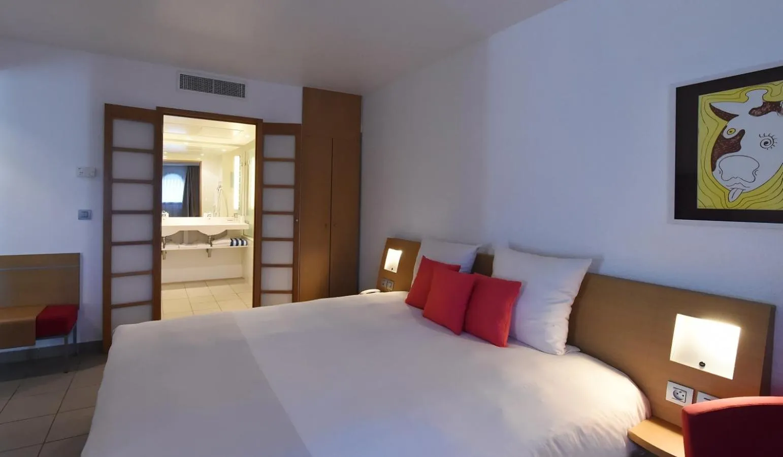 Bathroom, Bed in Grand Hotel Montabo