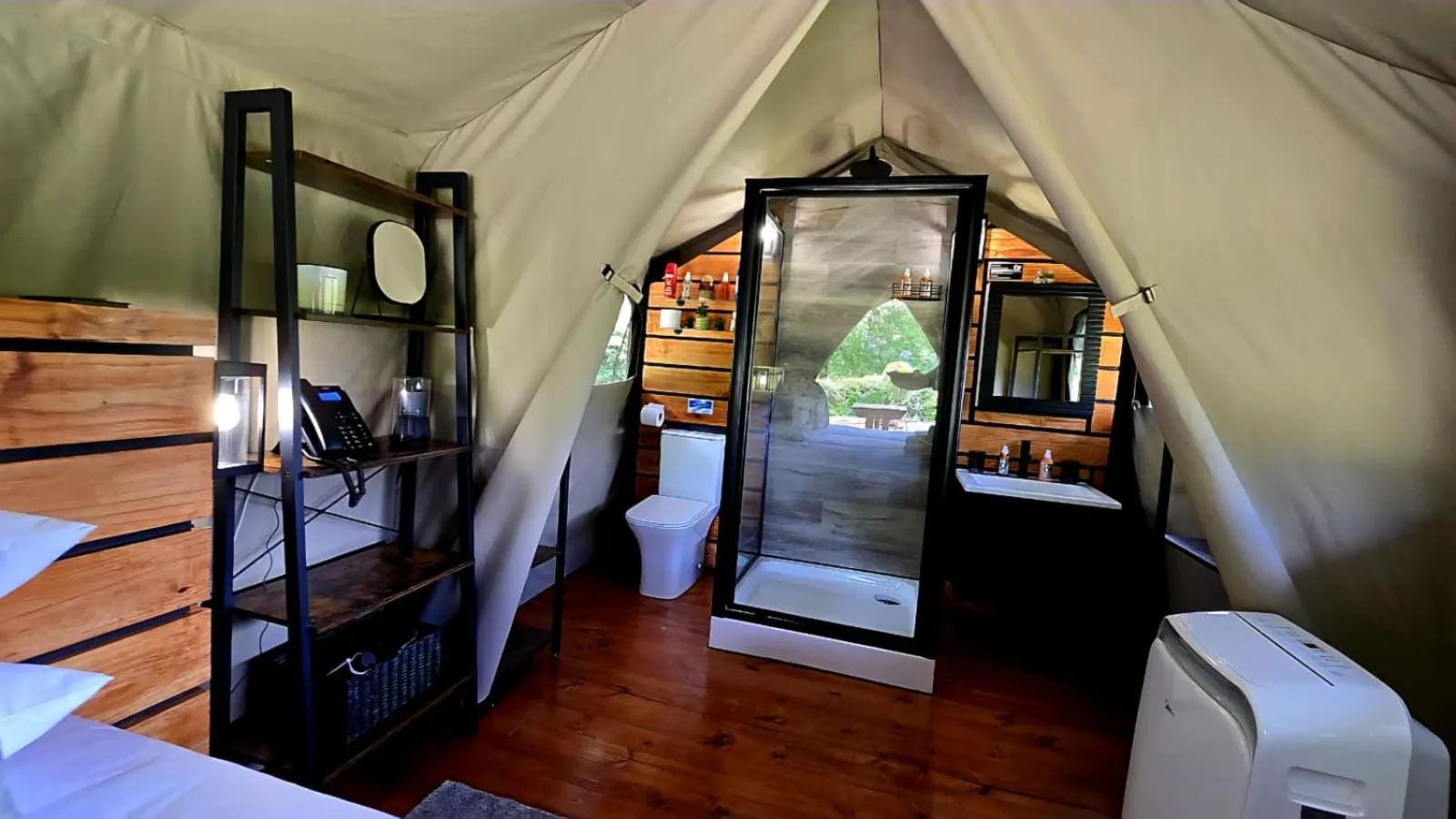 Bathroom, Bed in ArendsRus Country Resort