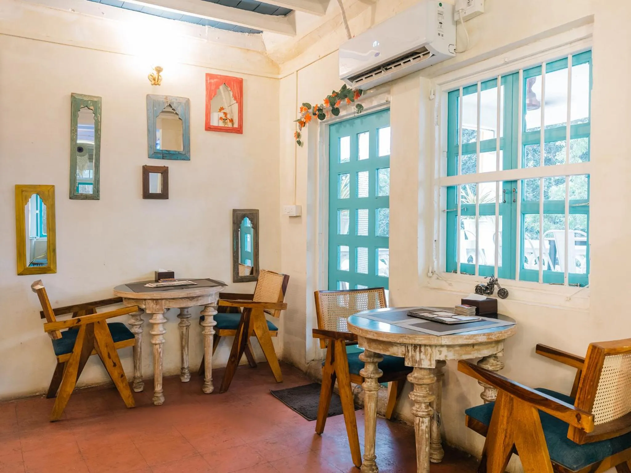 Restaurant/places to eat in Moustache Daman