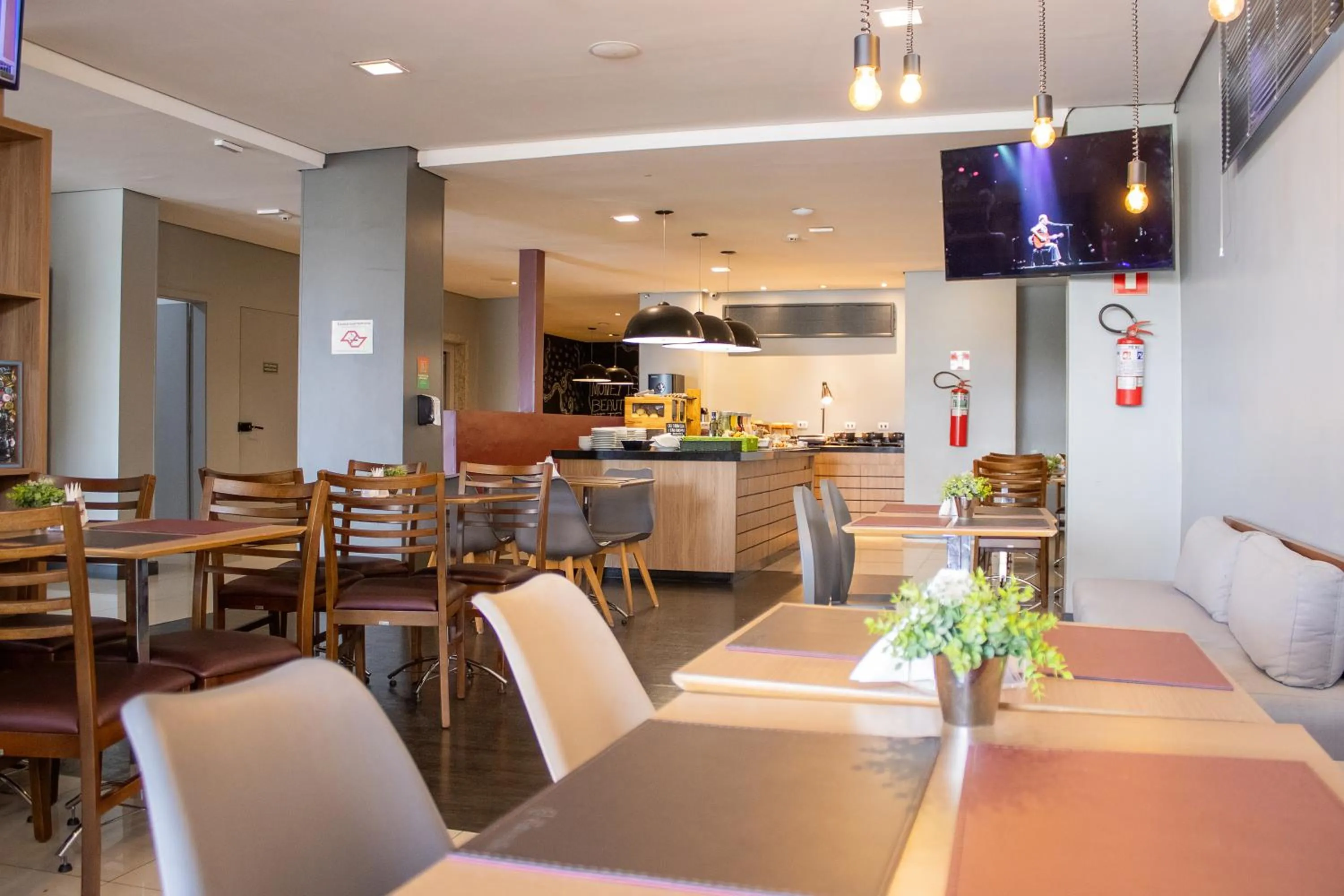 Restaurant/places to eat in Hotel Euro Suite São Jose do Rio Preto by Nacional Inn