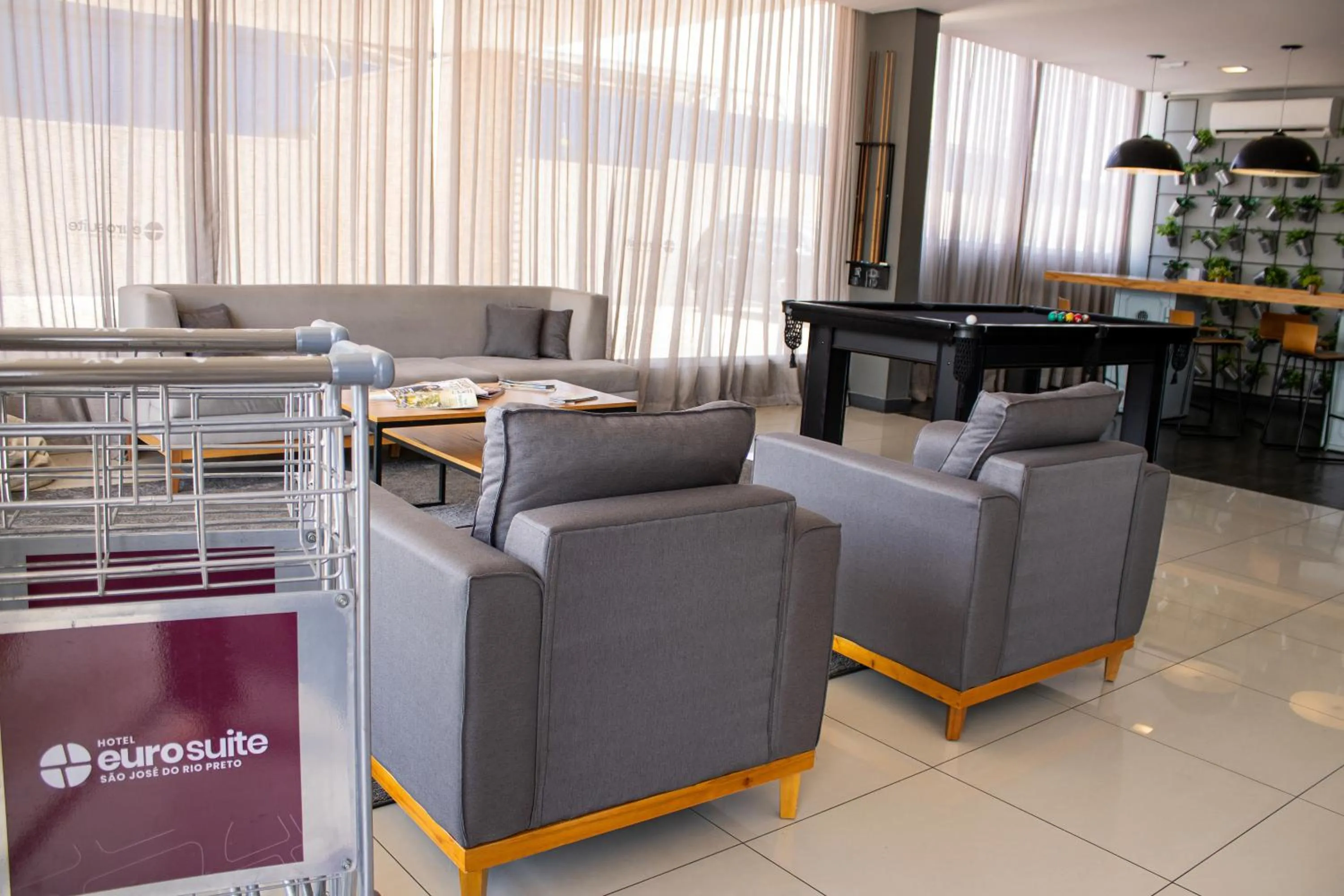 Lobby or reception in Hotel Euro Suite São Jose do Rio Preto by Nacional Inn