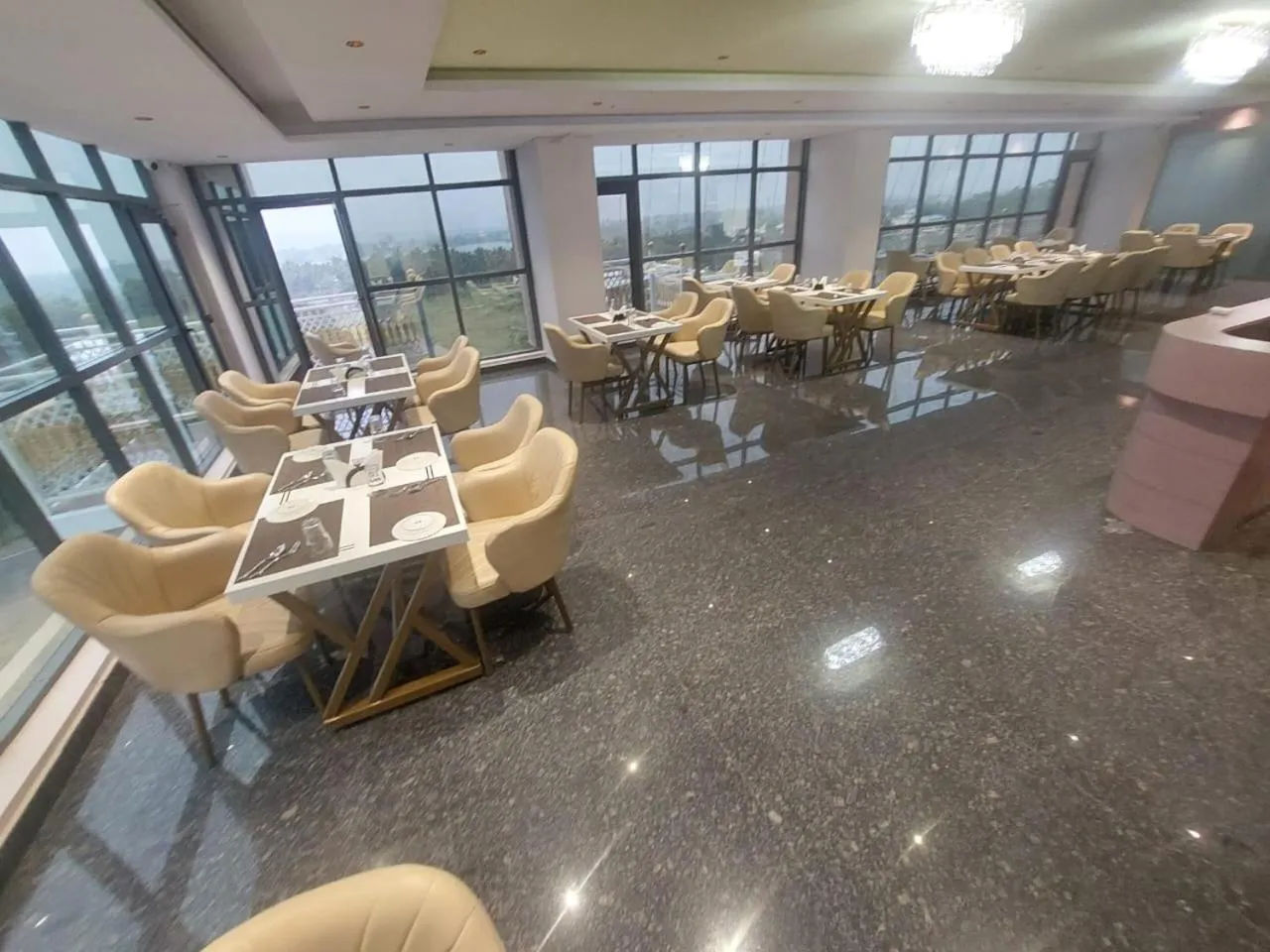 Restaurant/places to eat in Hotel Yathin