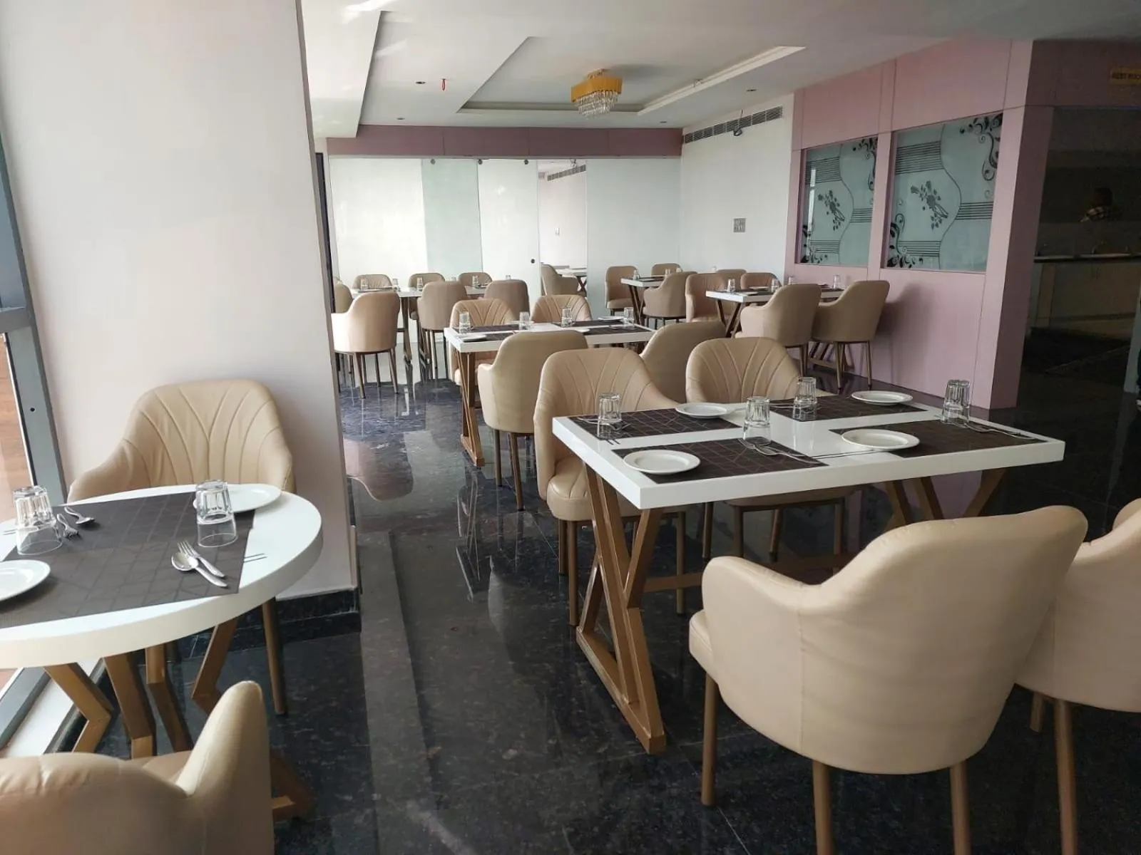 Restaurant/places to eat in Hotel Yathin