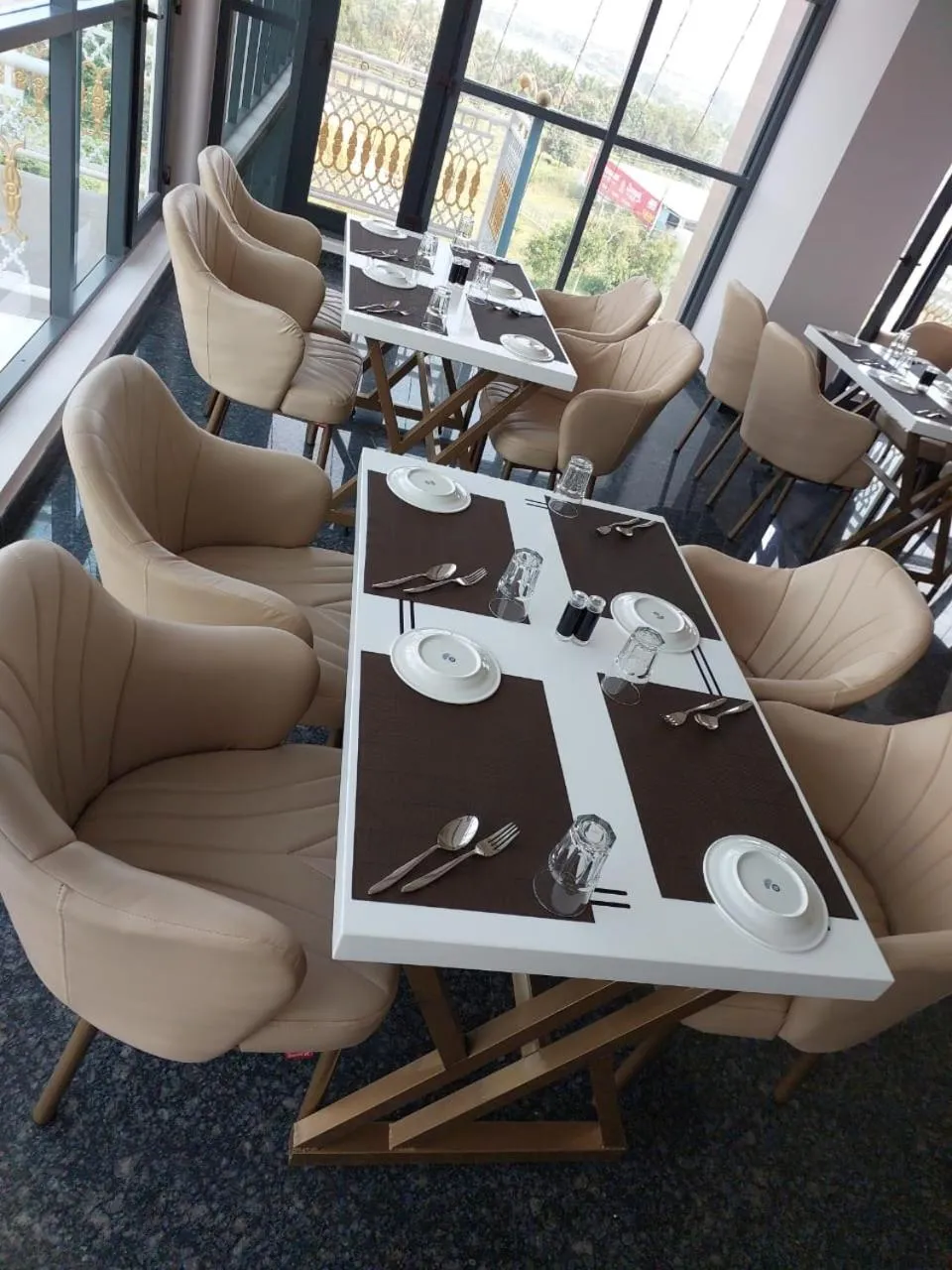 Restaurant/places to eat in Hotel Yathin