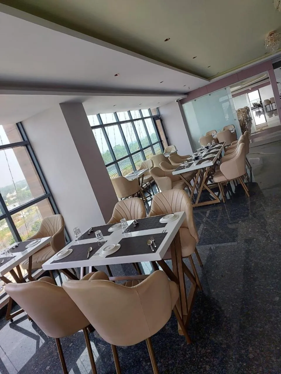 Restaurant/places to eat in Hotel Yathin