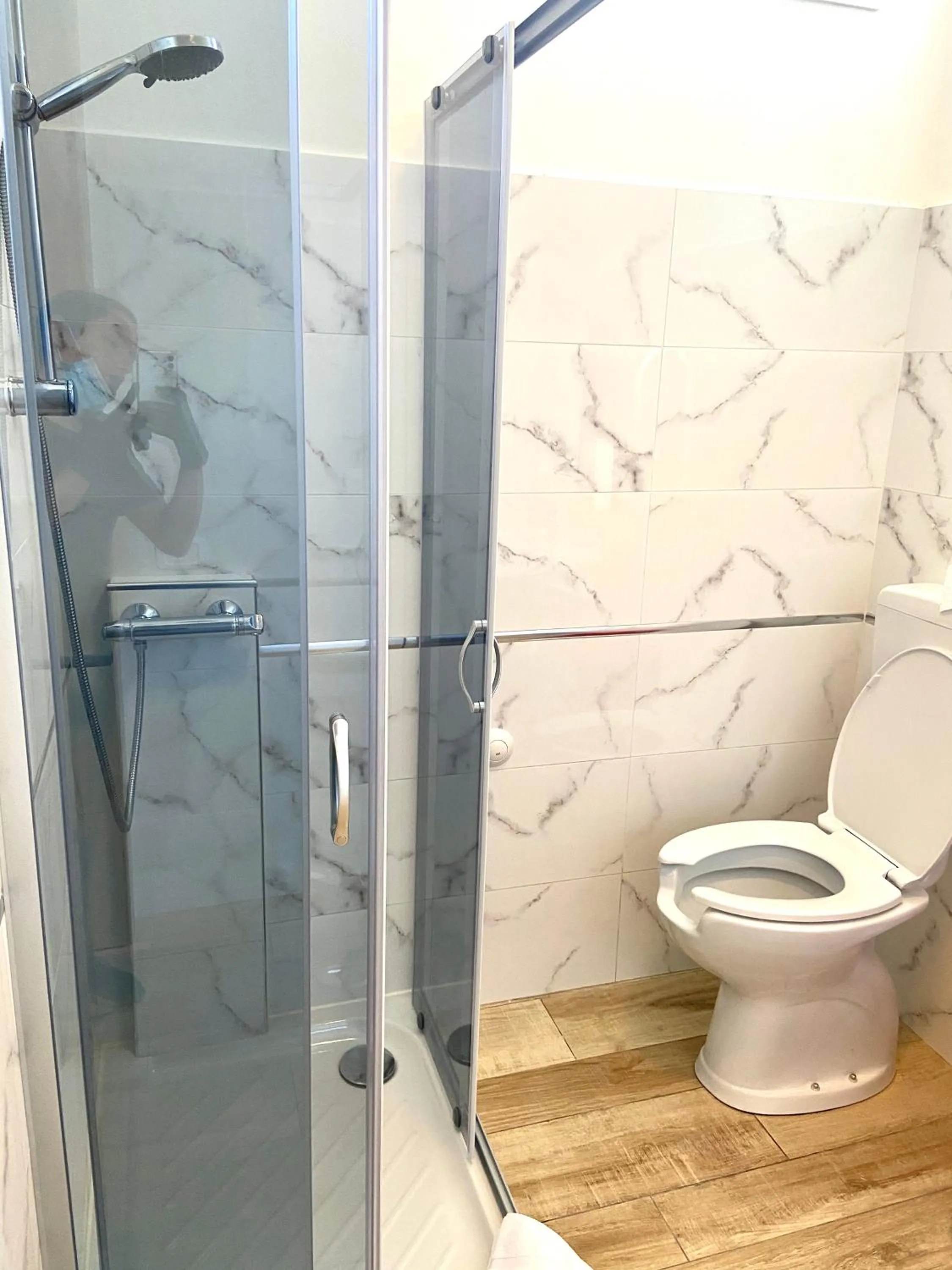 Shower in Hotel La Perla