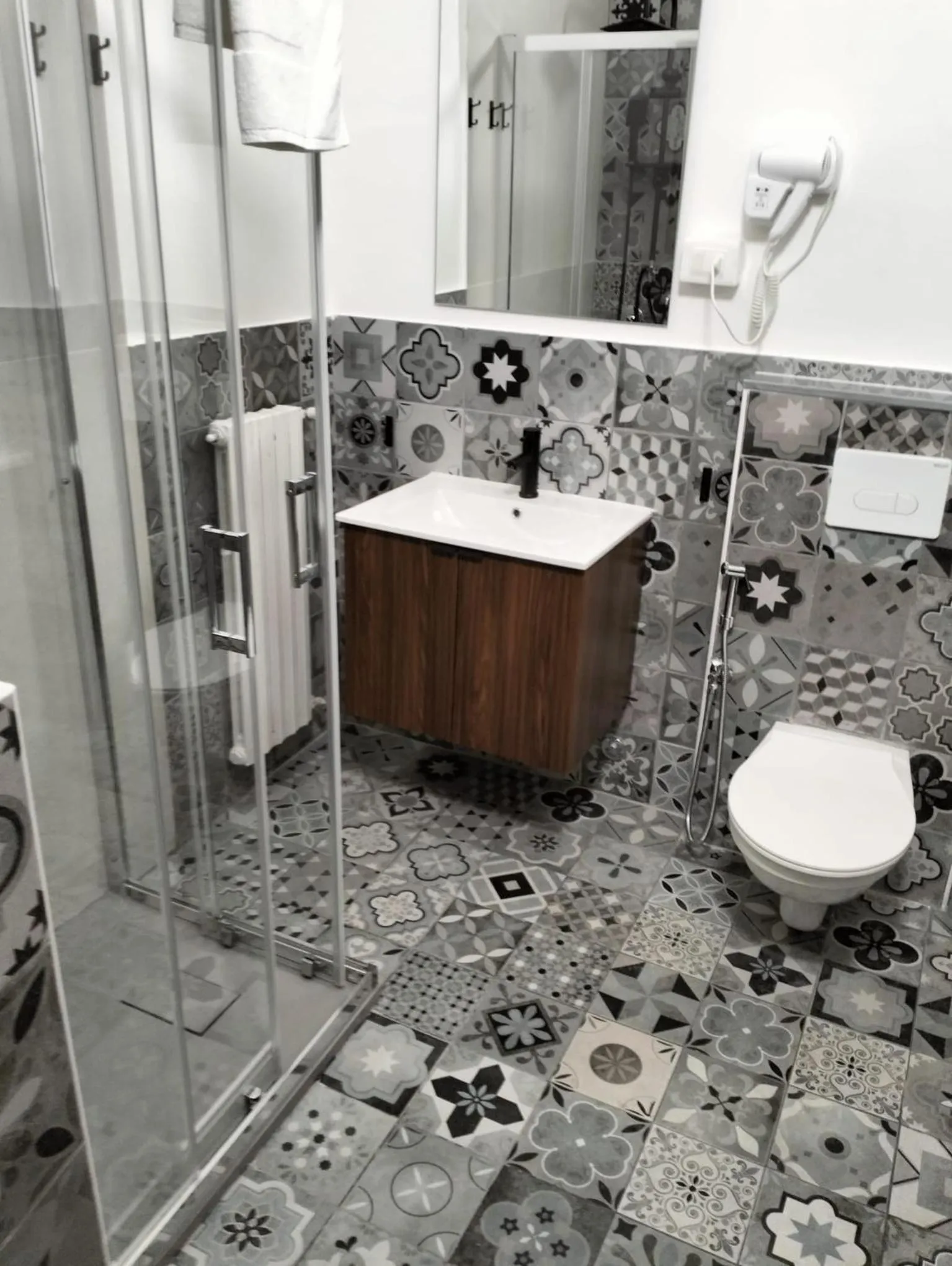 Shower in Hotel La Perla