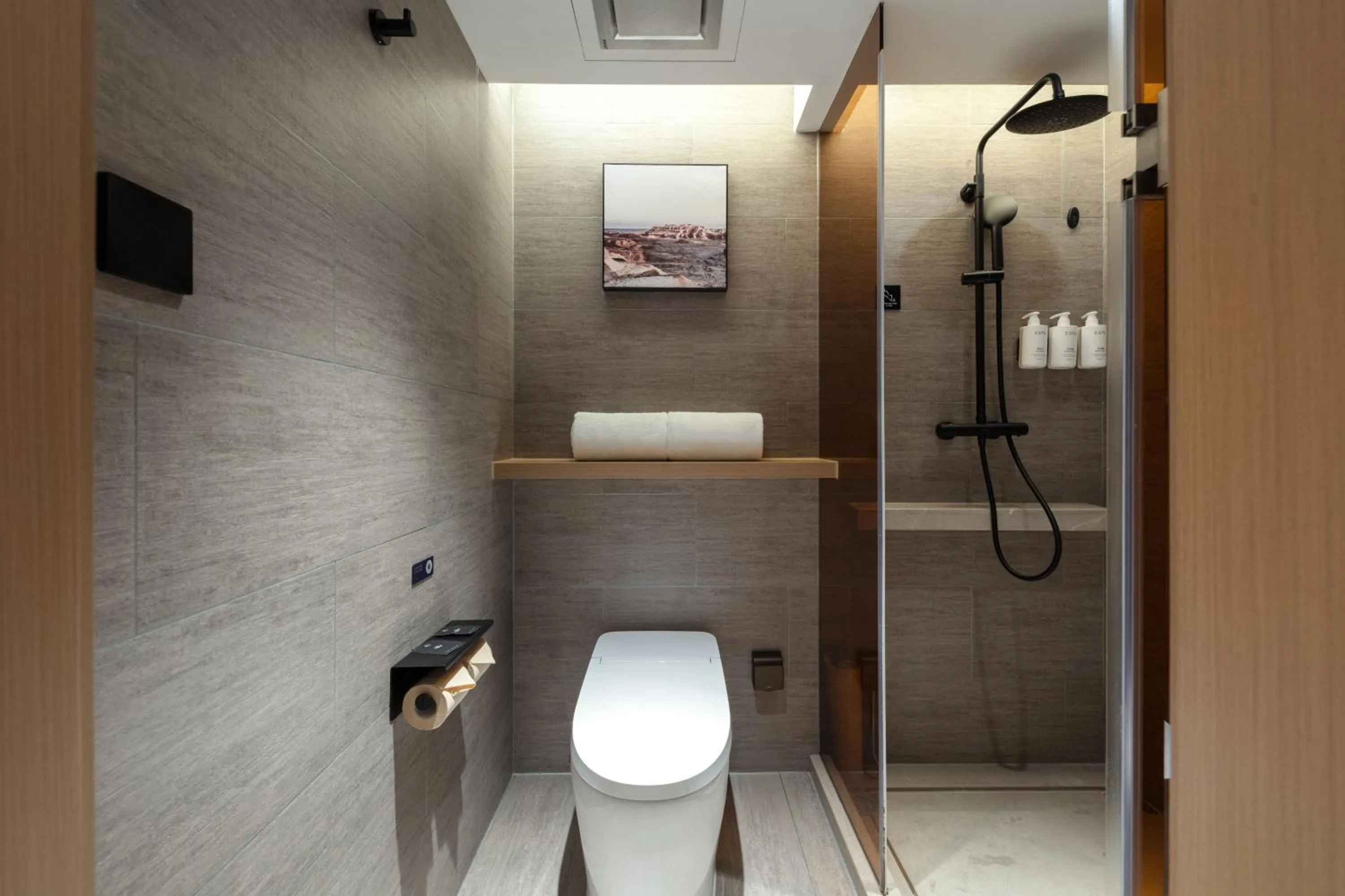 Shower in Atour Hotel Hangzhou Binjiang Binwen Road