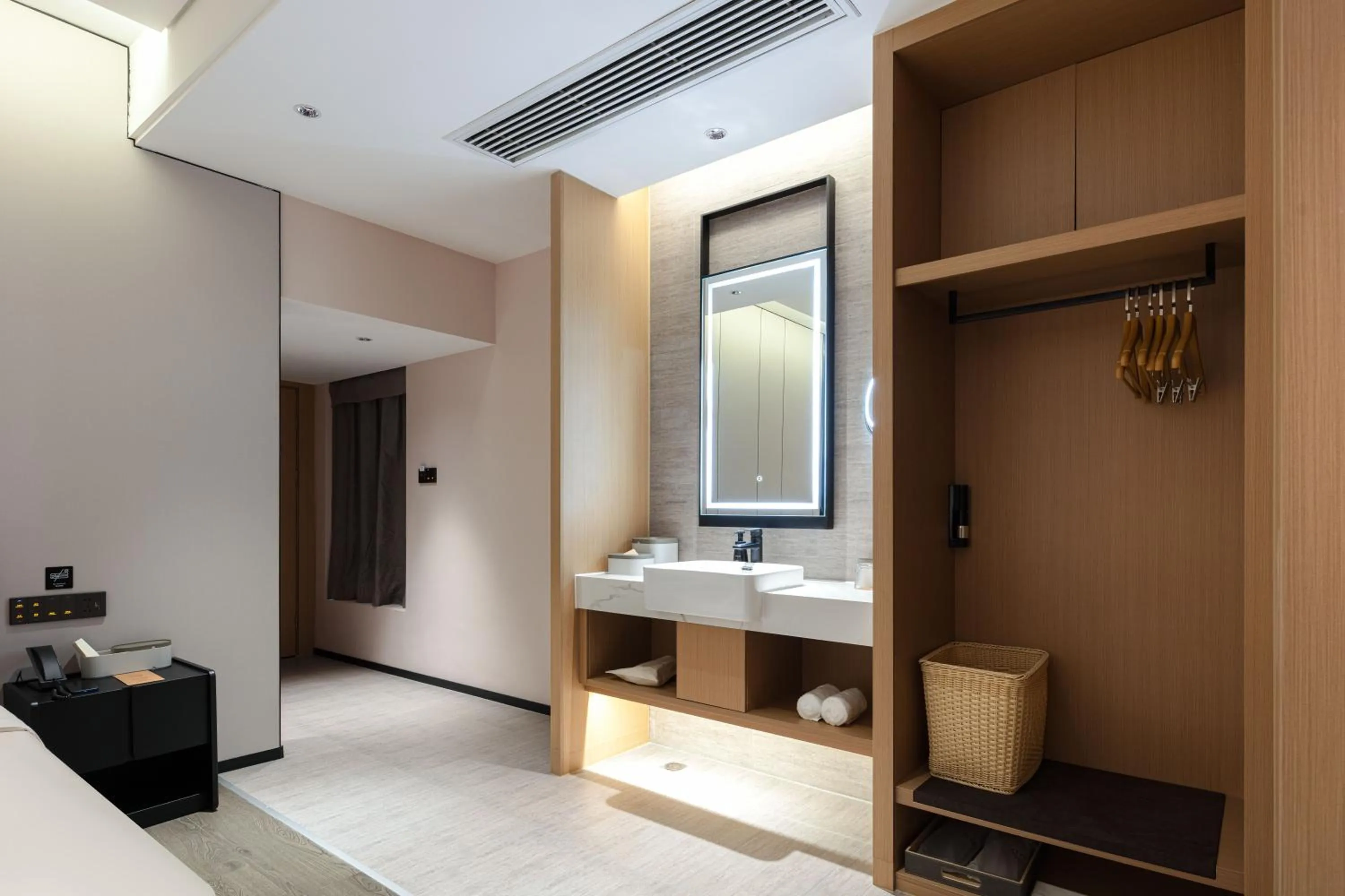 wardrobe in Atour Hotel Hangzhou Binjiang Binwen Road