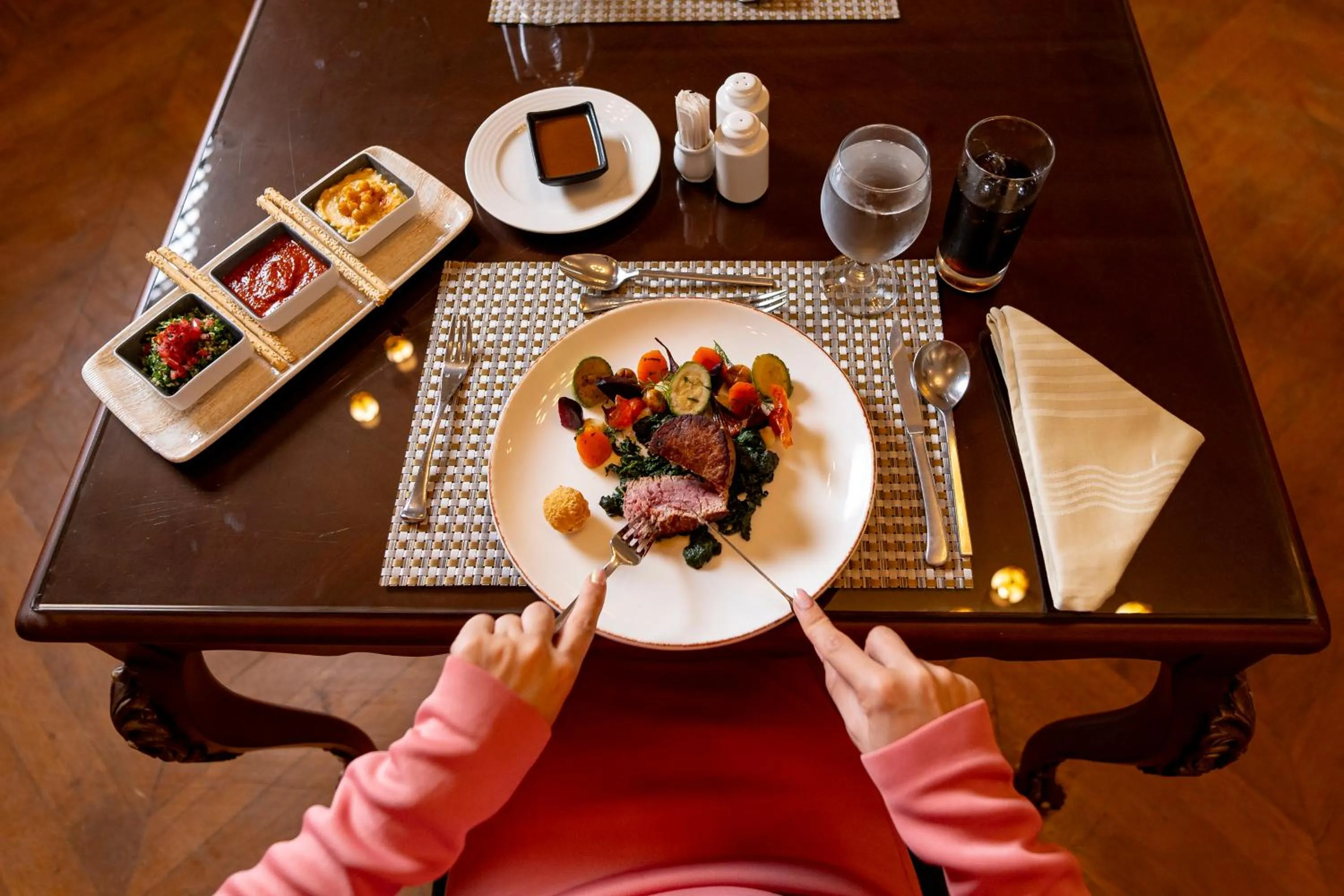 Food and drinks in Maison Maxim De Lesseps