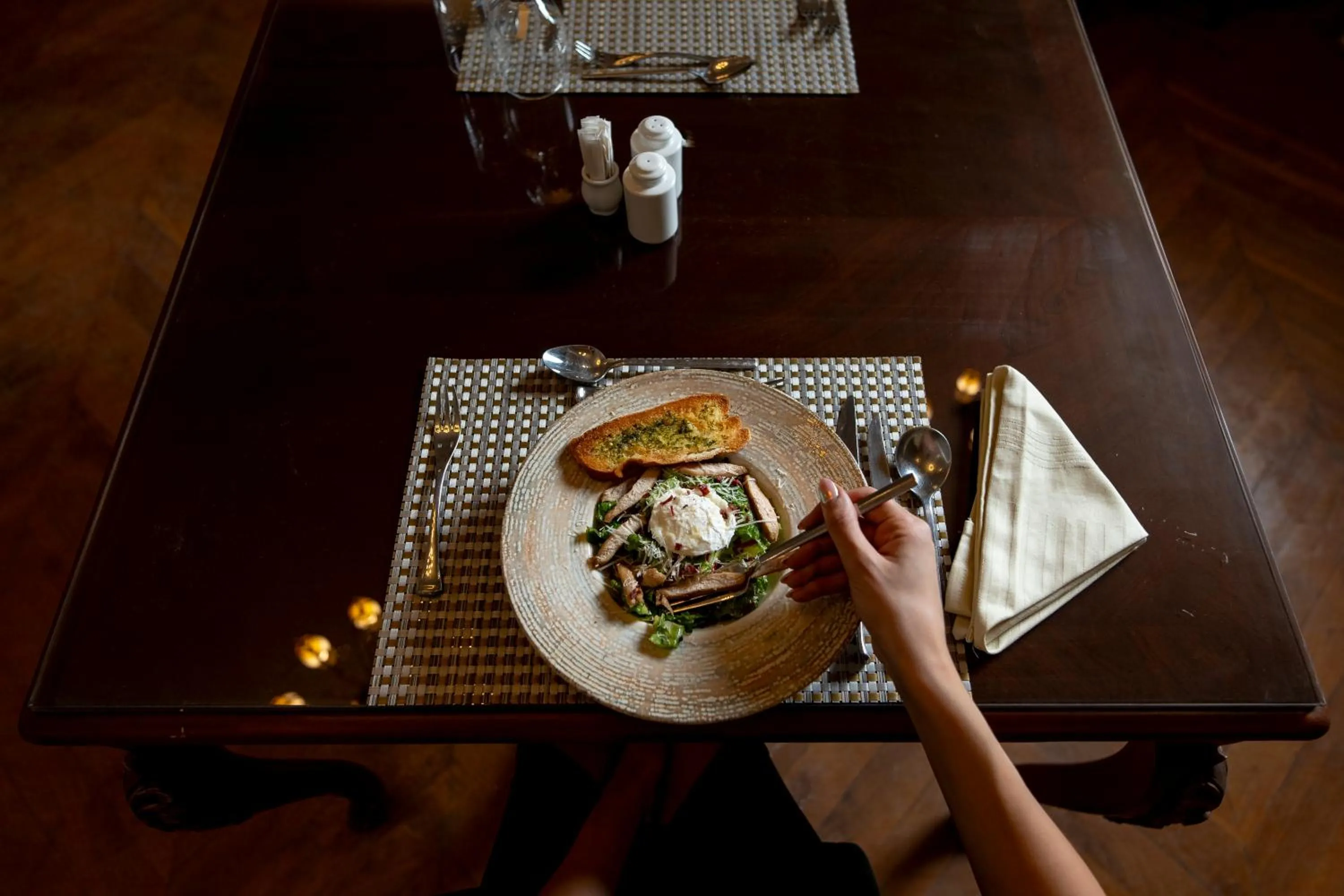 Food and drinks in Maison Maxim De Lesseps